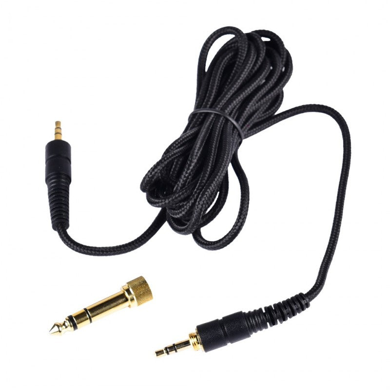 Ein aufgerolltes schwarzes Audiokabel mit vergoldeten 3,5-mm-Klinkensteckern und separatem 6,35-mm-Adapter auf Weiß.