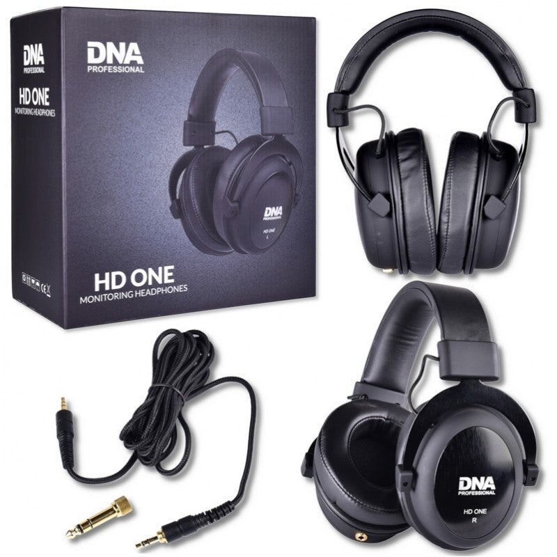 Schwarze DNA HD One Monitoring-Kopfhörer mit Verpackungskarton, Kabel und Steckeradapter auf weißem Hintergrund.