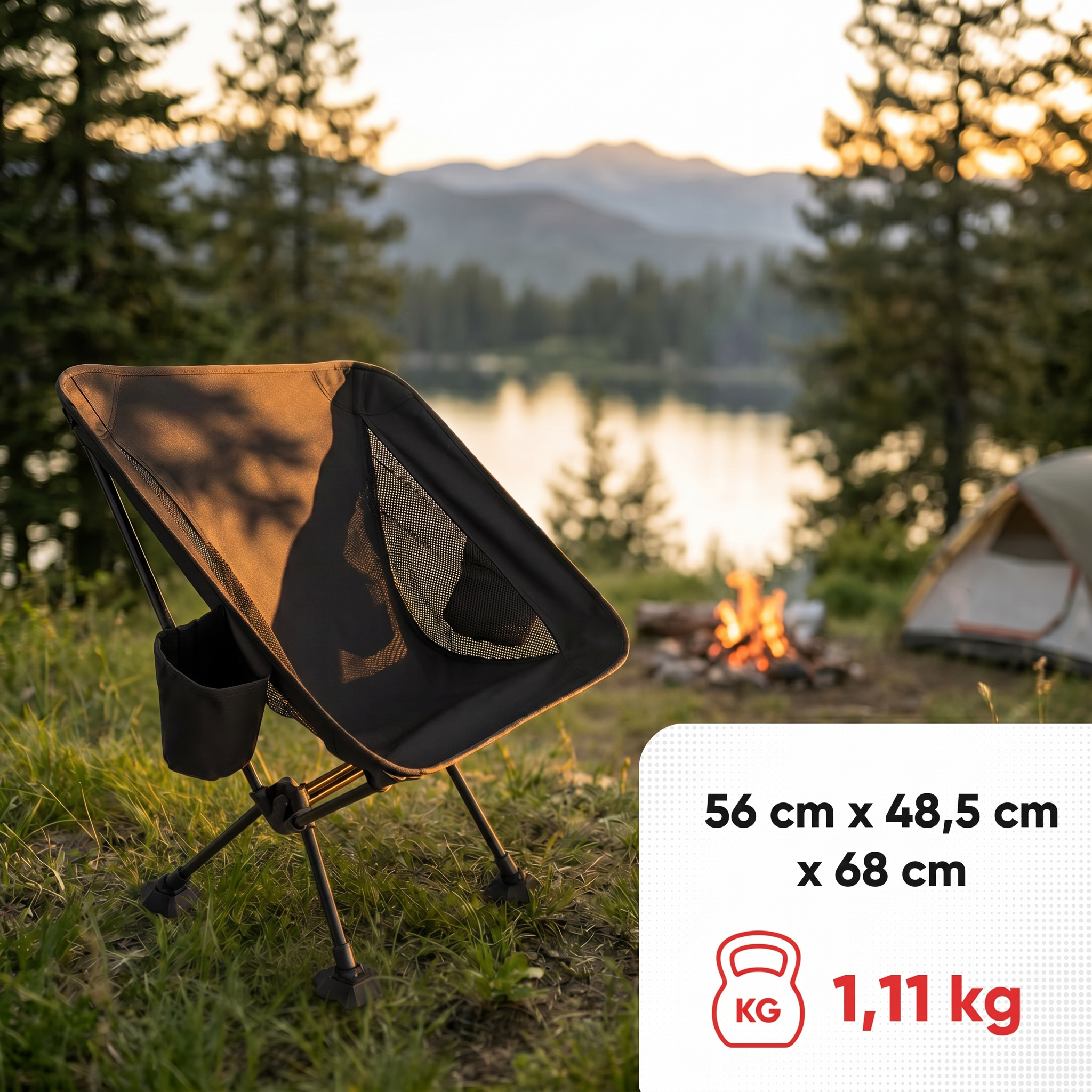 Ein schwarzer Campingstuhl in einer Graslandschaft mit See, Bergen, Zelt und Lagerfeuer im Hintergrund.