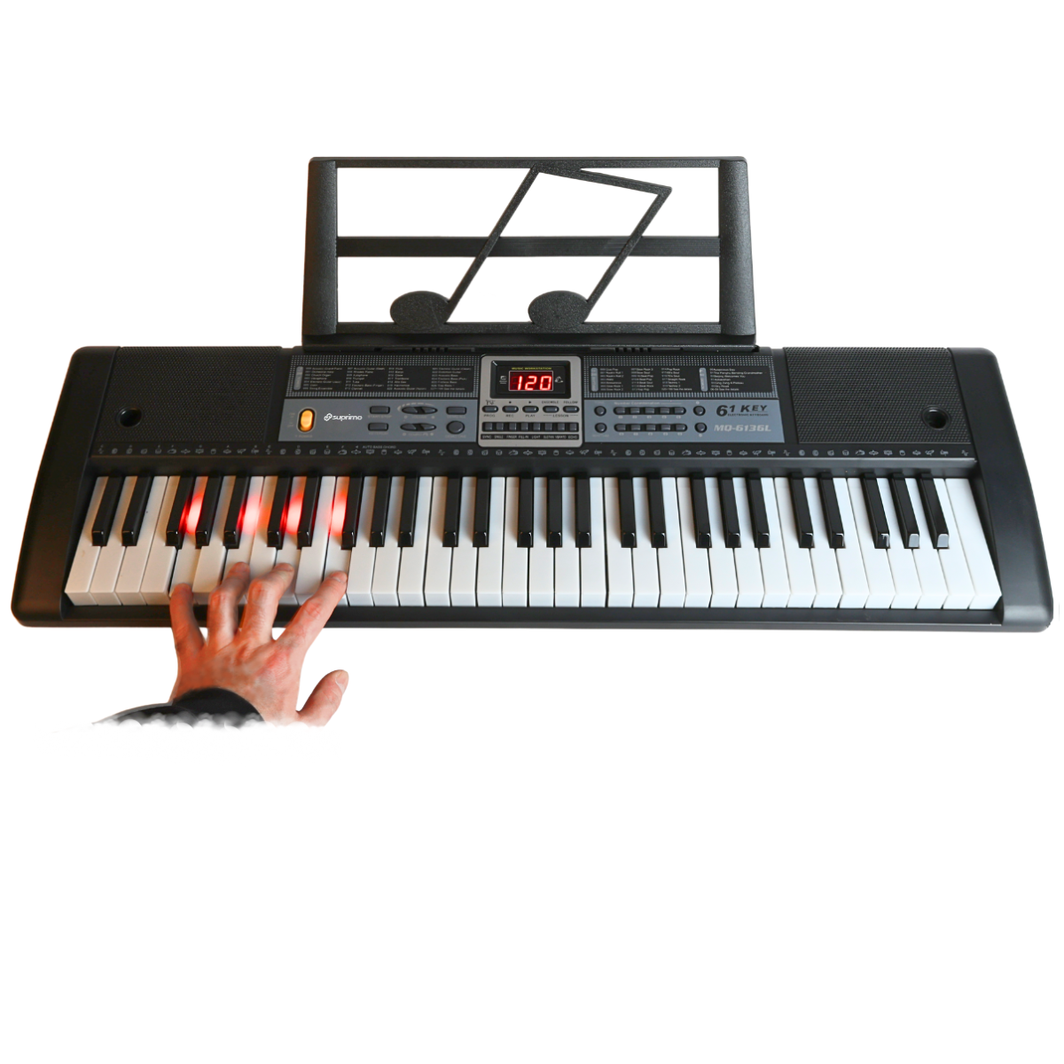Eine Hand spielt auf einem schwarzen E-Piano mit roten Leuchttasten und einem Notenständer vor weißem Hintergrund.
