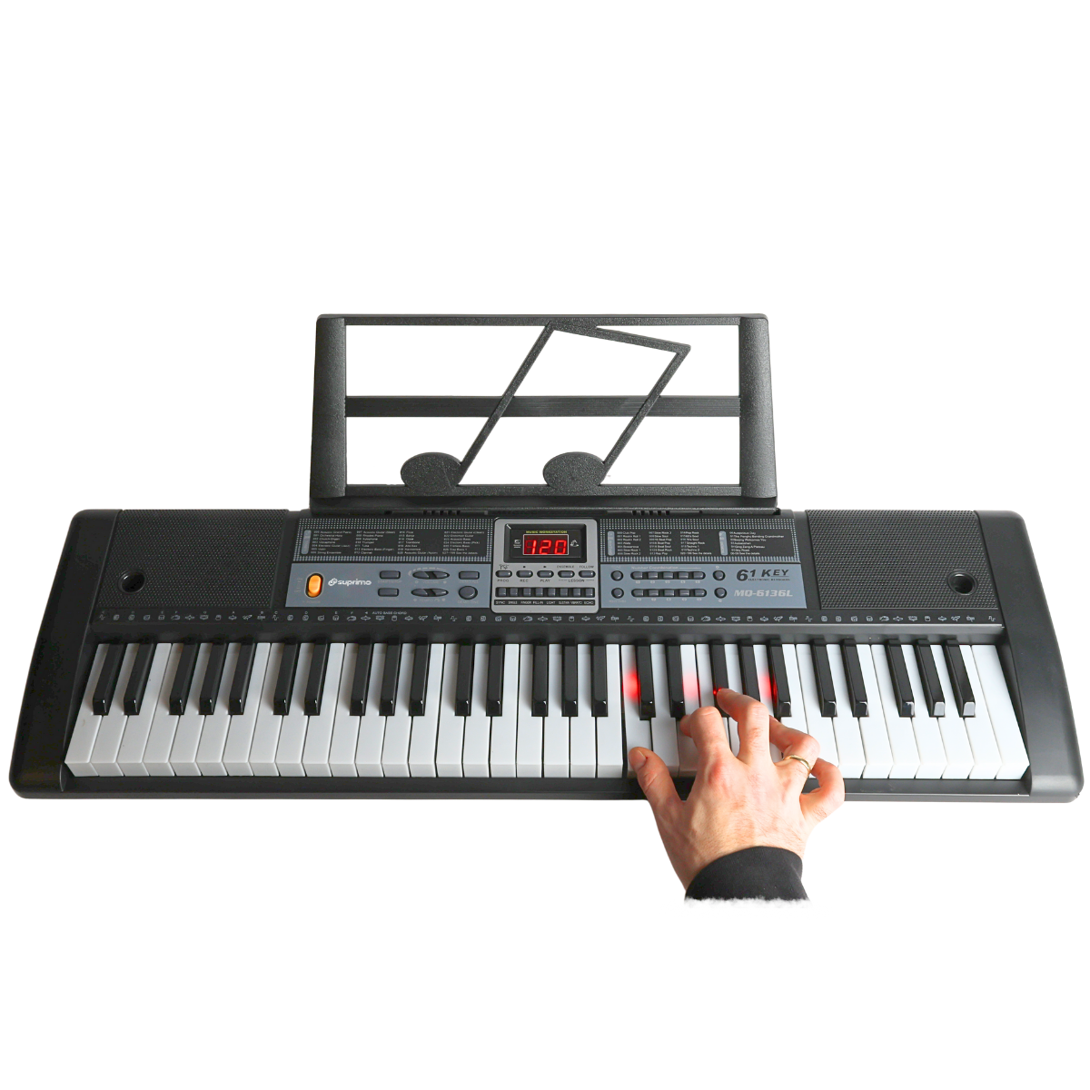 Schwarzes 61-Tasten-Keyboard mit Notenständer. Eine Hand spielt leuchtende Tasten auf weißem Hintergrund.