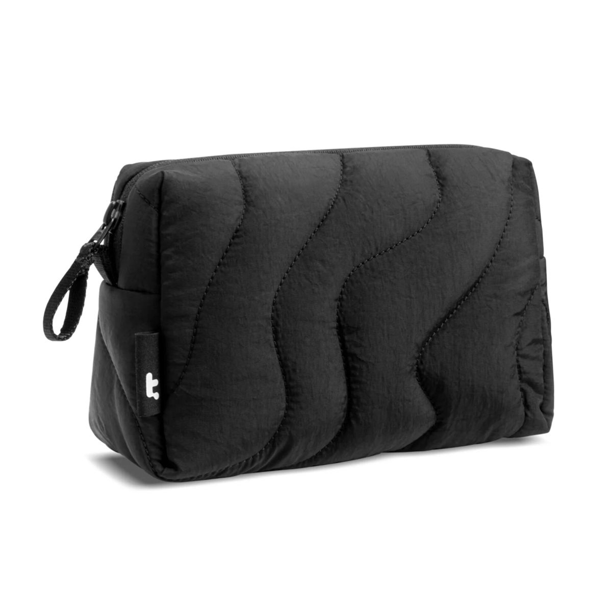 Eine schwarze, gesteppte Kosmetiktasche mit Reißverschluss auf weißem Hintergrund.
