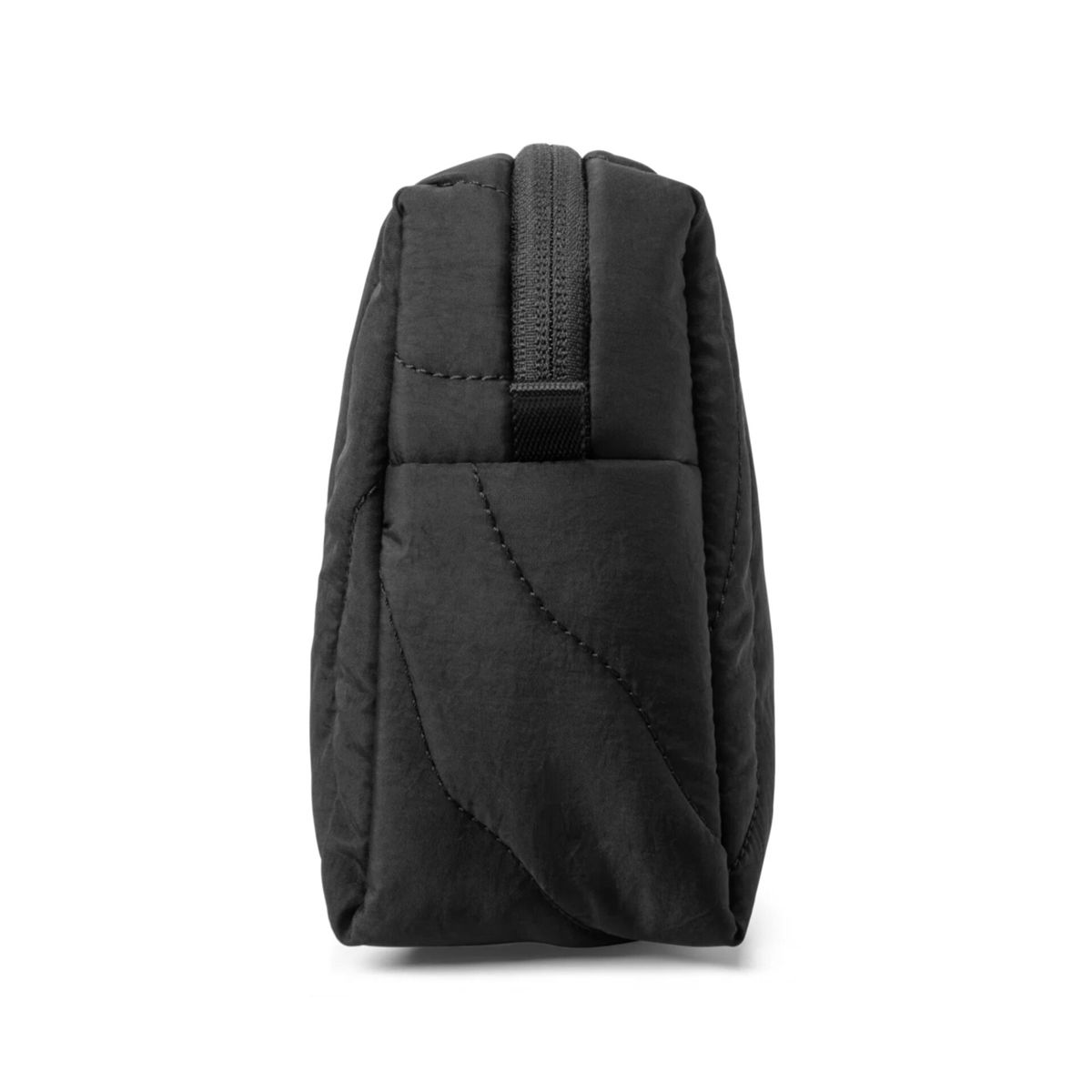 Eine schwarze, gesteppte Tasche im Hochformat mit Reißverschluss auf weißem Hintergrund.