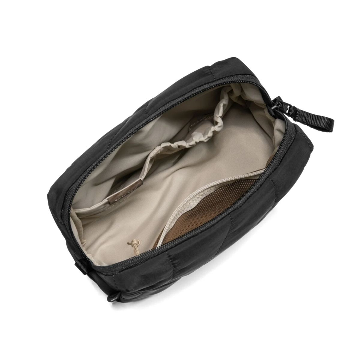 Eine offene schwarze Kulturbeutel mit beigem Innenfutter, Taschen und Reißverschluss.