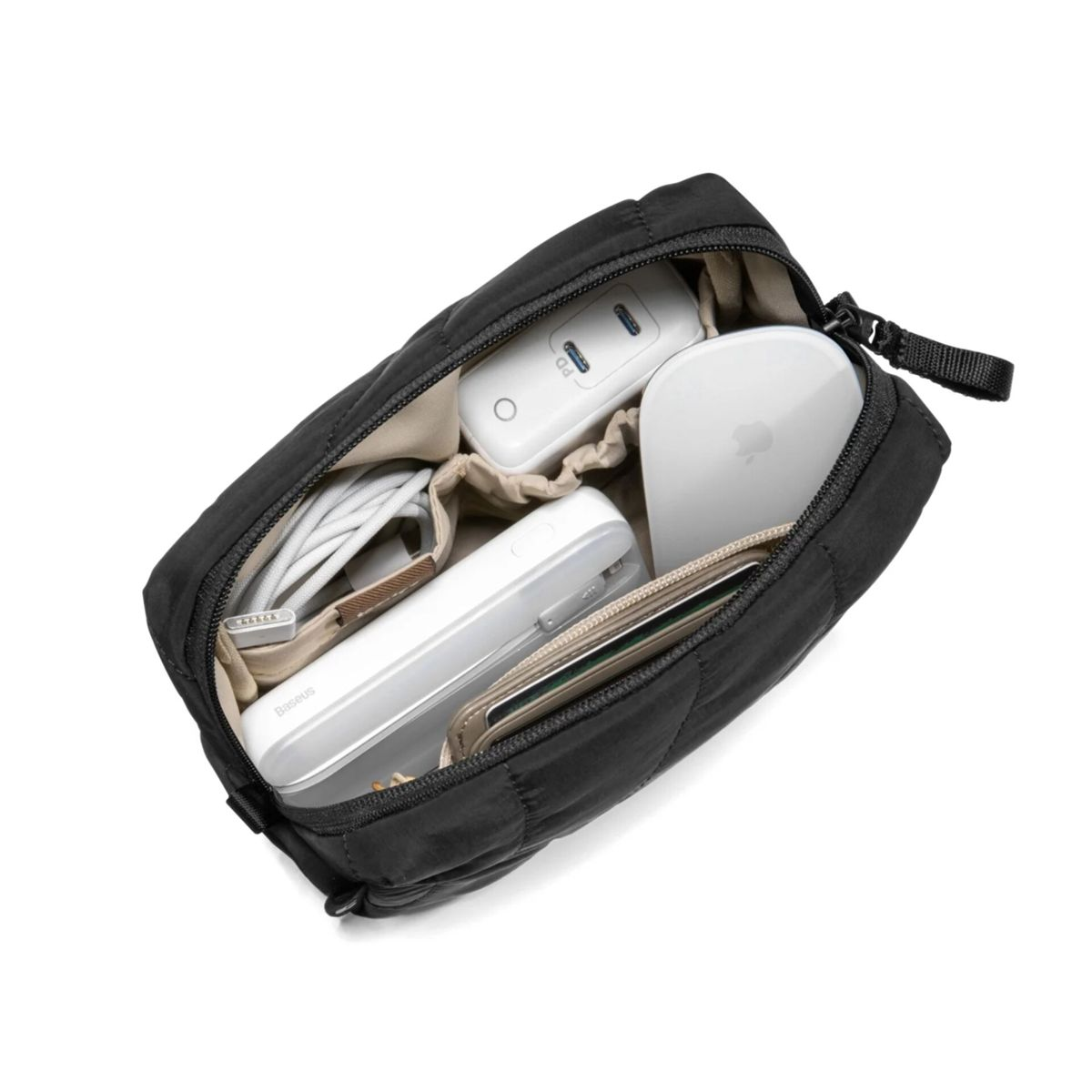 Ein offenes schwarzes Technik-Etui mit Ladegeräten, Kabeln, einer weißen Maus und einer Powerbank.