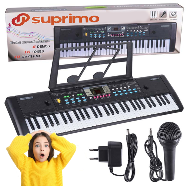 Ein schwarzes Suprimo E-Keyboard-Set mit Notenständer, Mikrofon und Netzteil vor der Produktverpackung.