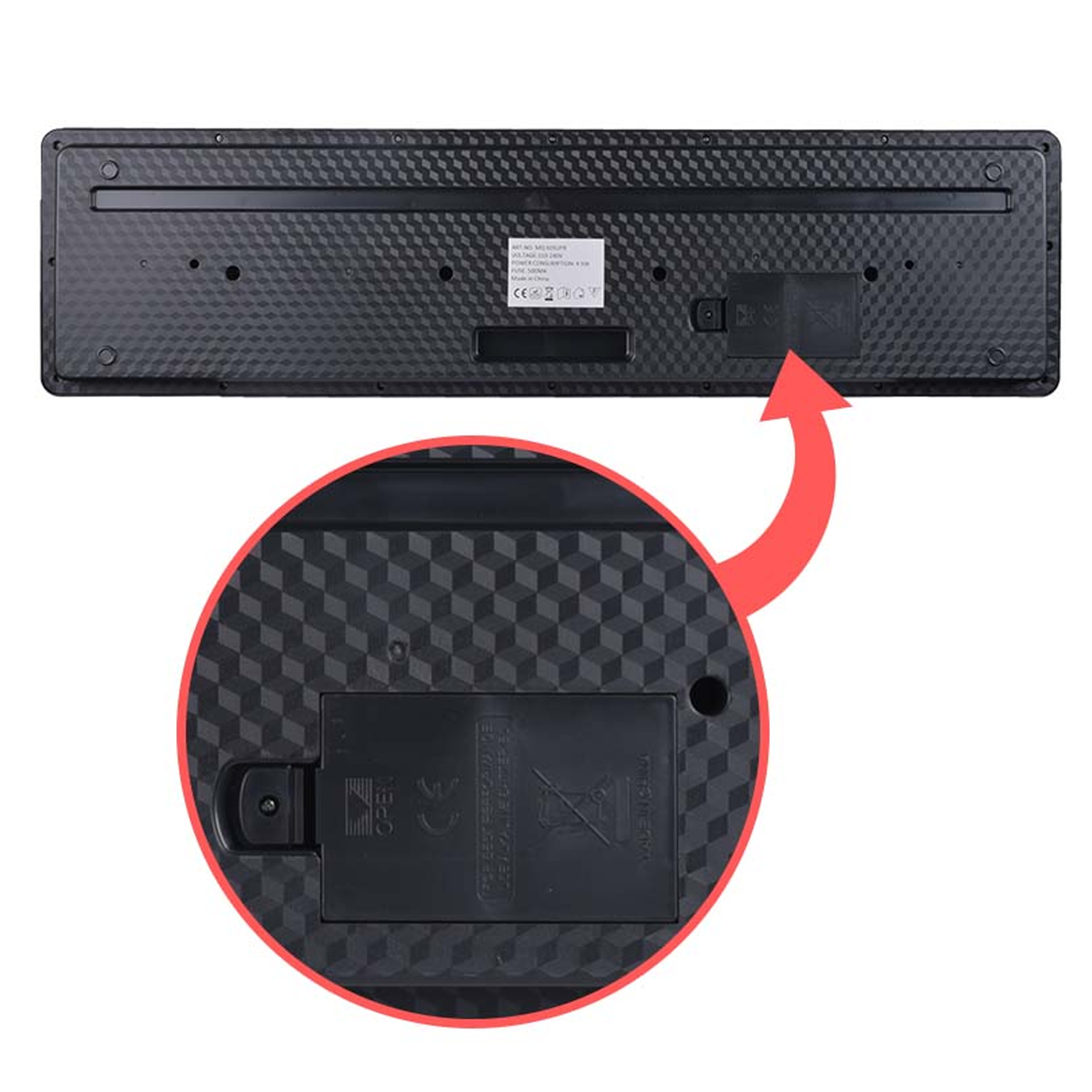 Unterseite eines schwarzen Geräts mit geprägtem Muster und einer vergrößerten Ansicht des Batteriefachs.
