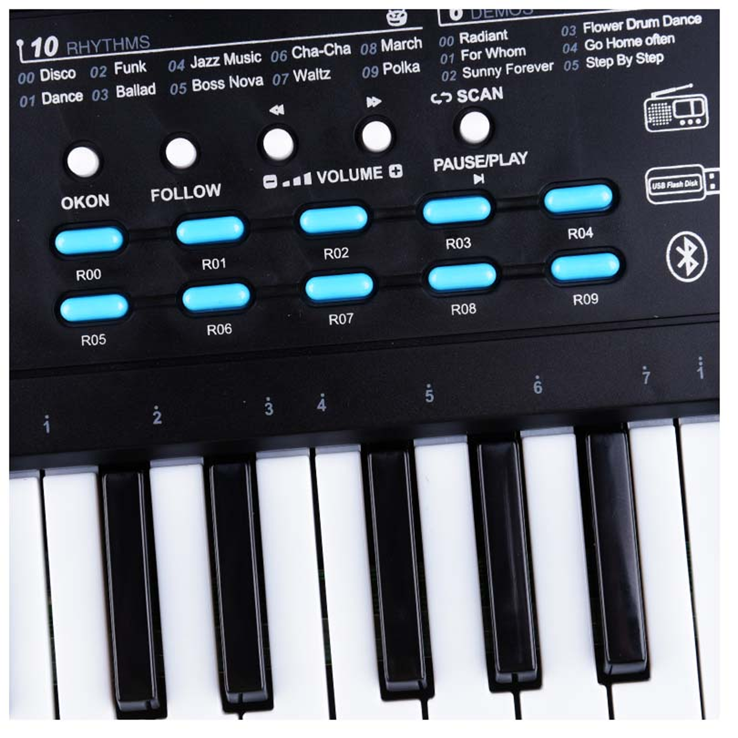 Nahaufnahme eines elektronischen Keyboards mit blauen Steuertasten und schwarz-weißen Tasten.