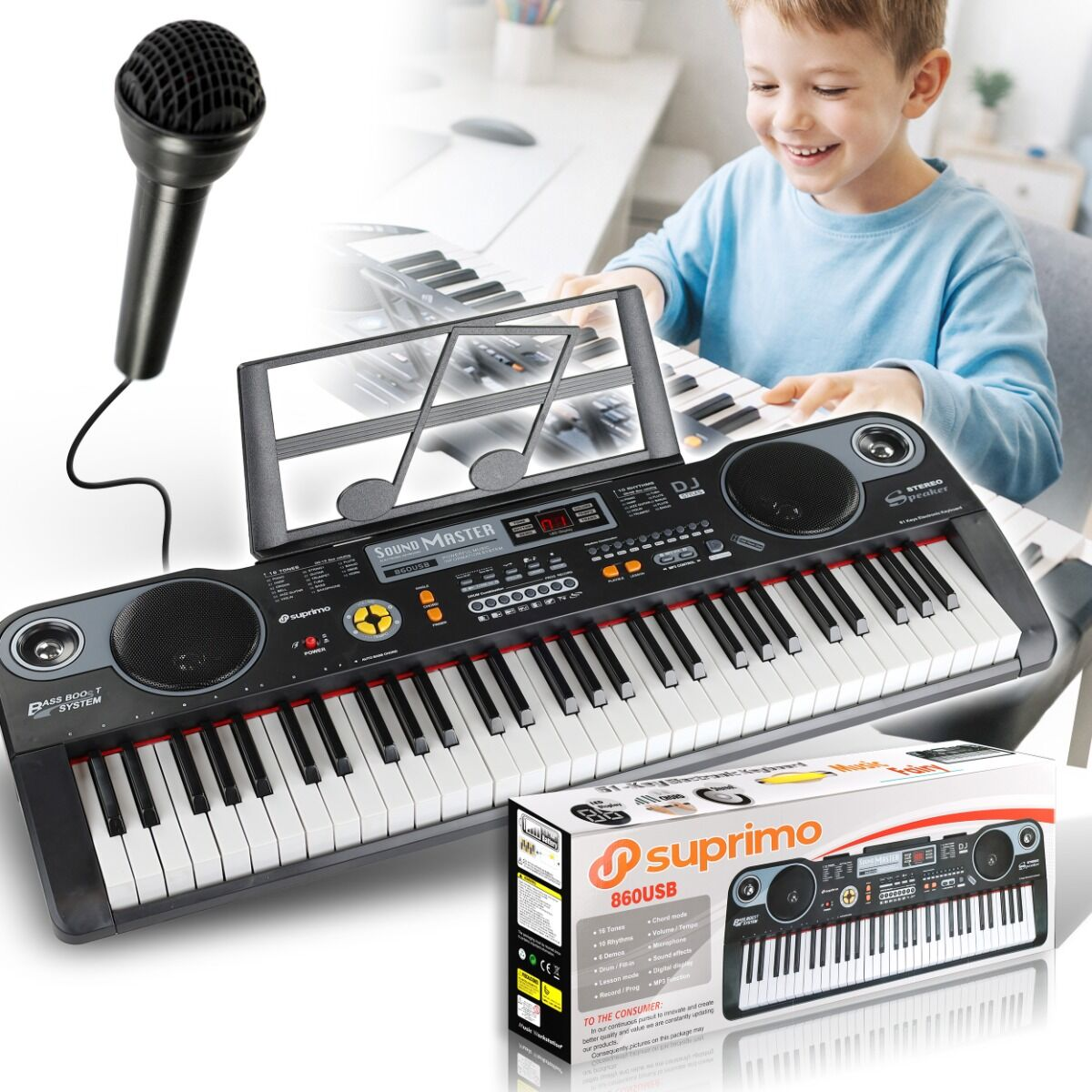 Ein Kind spielt auf einem schwarzen Keyboard mit Mikrofon und Verpackungskarton.
