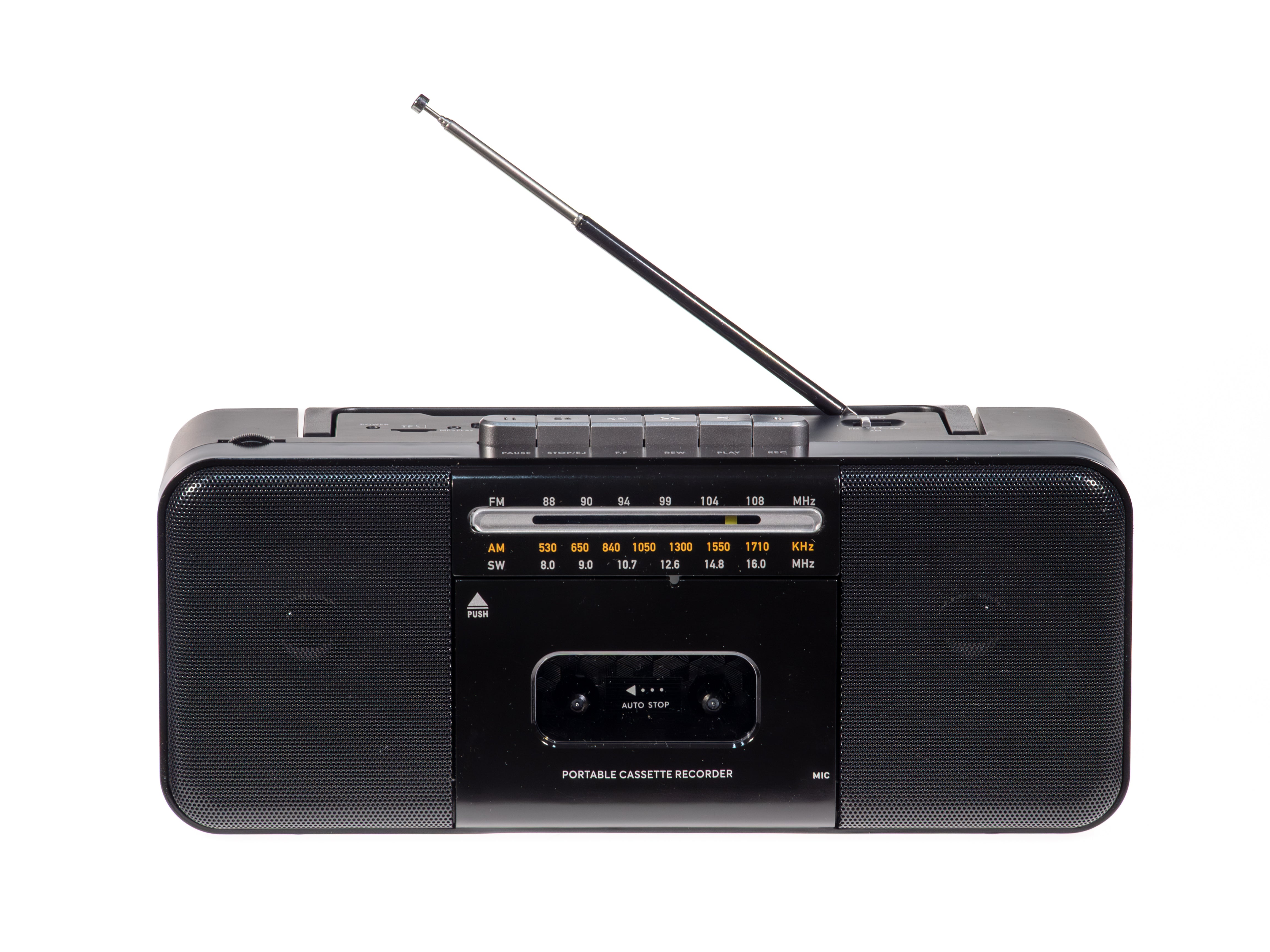 Ein schwarzer tragbarer Kassettenrekorder mit Radio und ausgefahrener Antenne auf weißem Hintergrund.