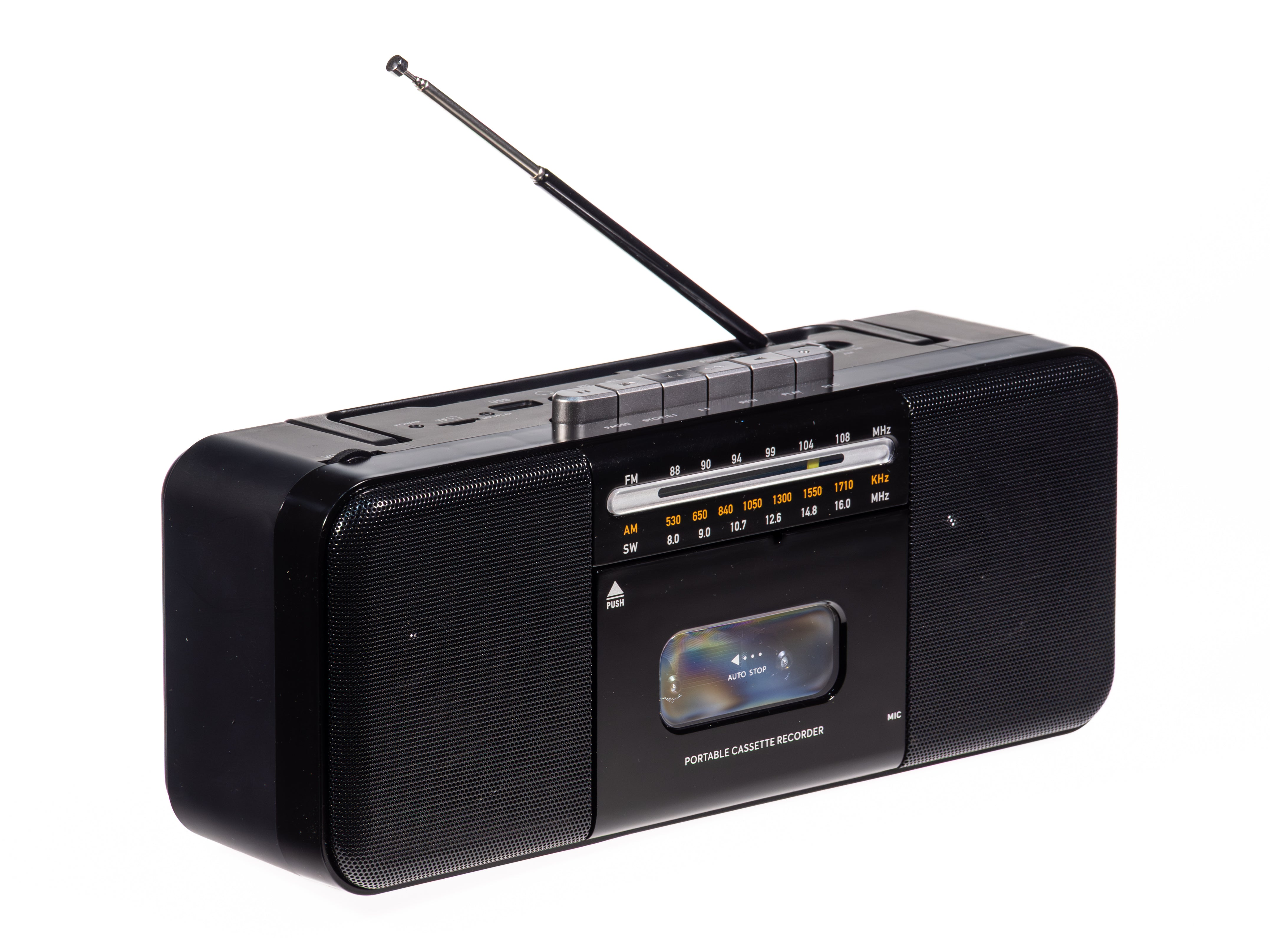 Ein schwarzes tragbares Kassettenradio mit ausziehbarer Antenne vor weißem Hintergrund.