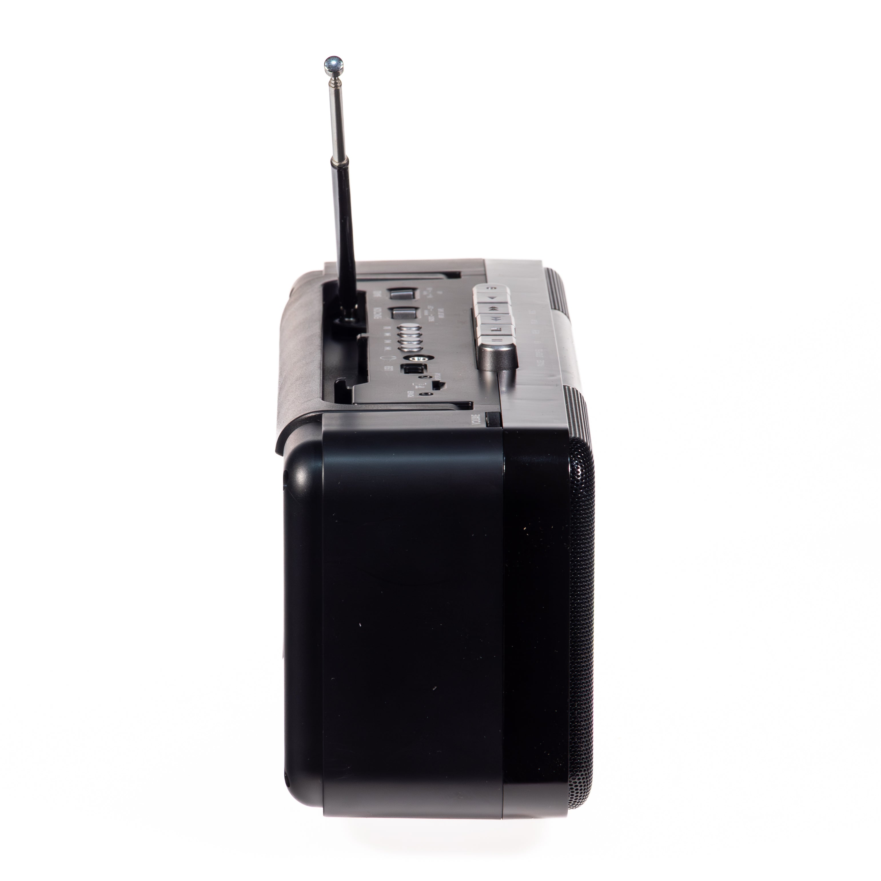 Ein schwarzes Radio mit ausgefahrener Antenne und Bedienknöpfen auf weißem Hintergrund.
