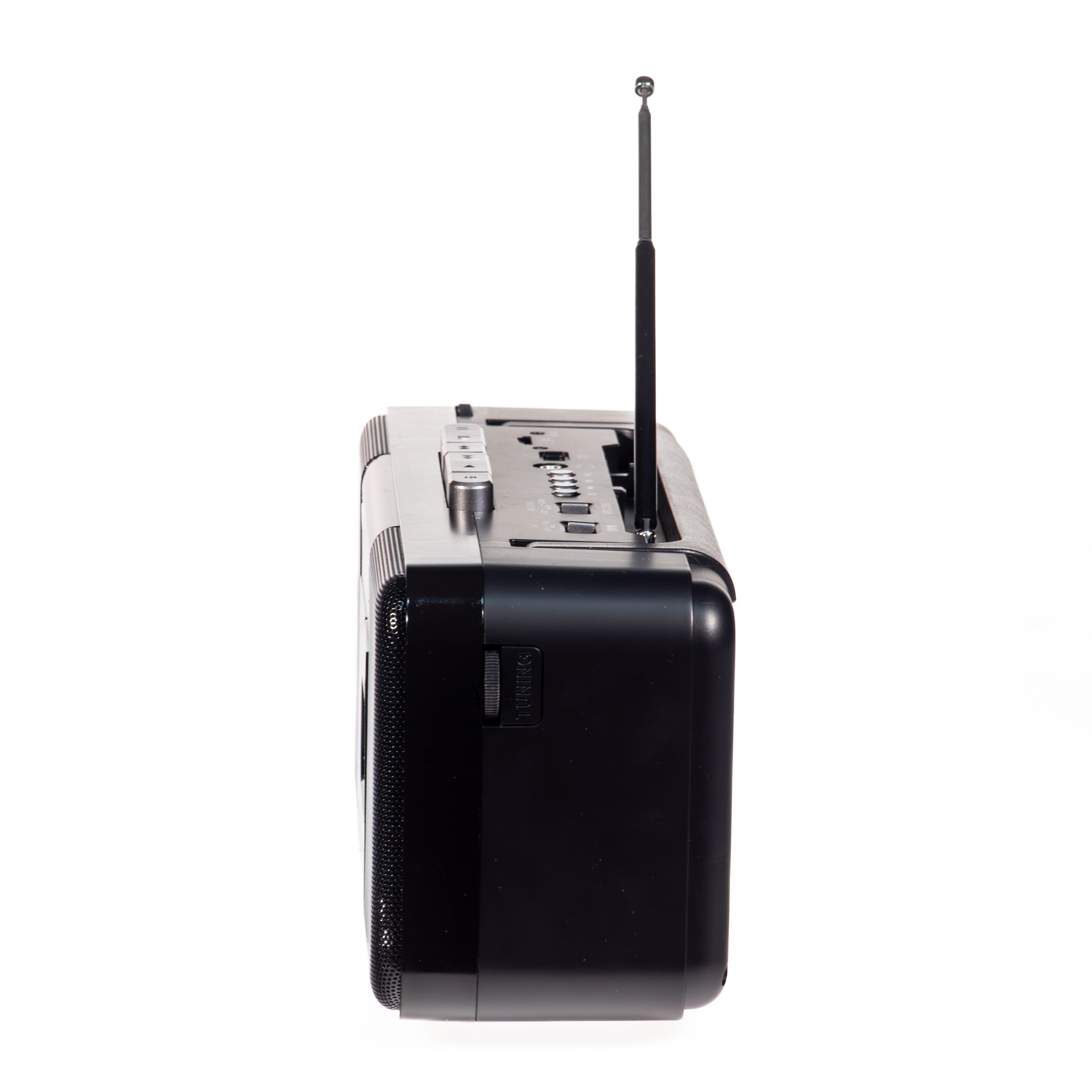 Ein tragbares schwarzes Radio mit ausgefahrener Antenne auf weißem Hintergrund.