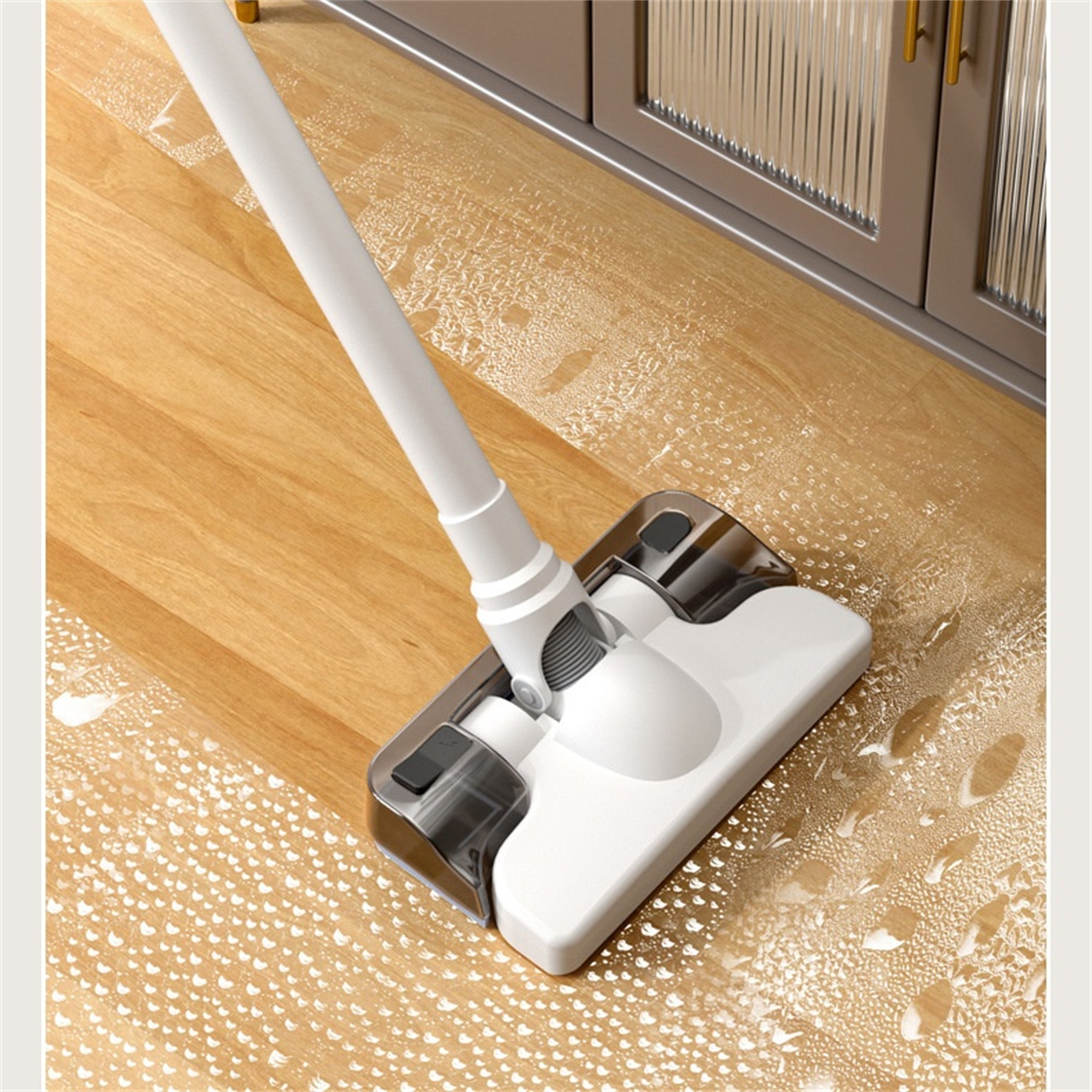 Ein weißer Bodenwischer reinigt einen nassen Holzboden in einer modernen Wohnung.
