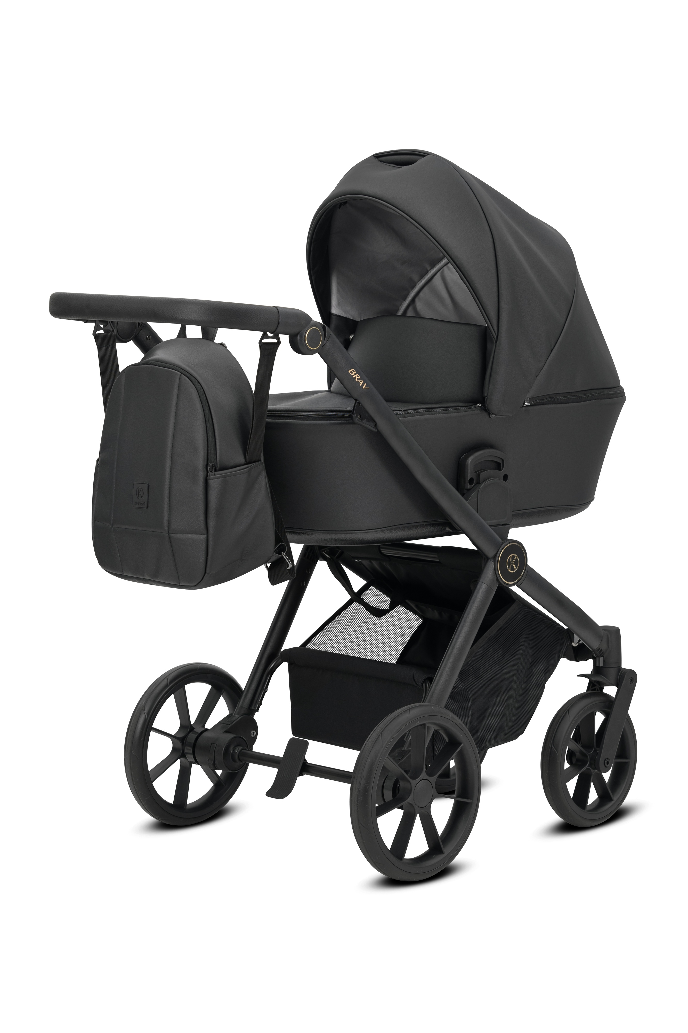 Ein schwarzer Kinderwagen mit passender Wickeltasche am Griff, großem Verdeck und Korb unten auf weißem Grund.