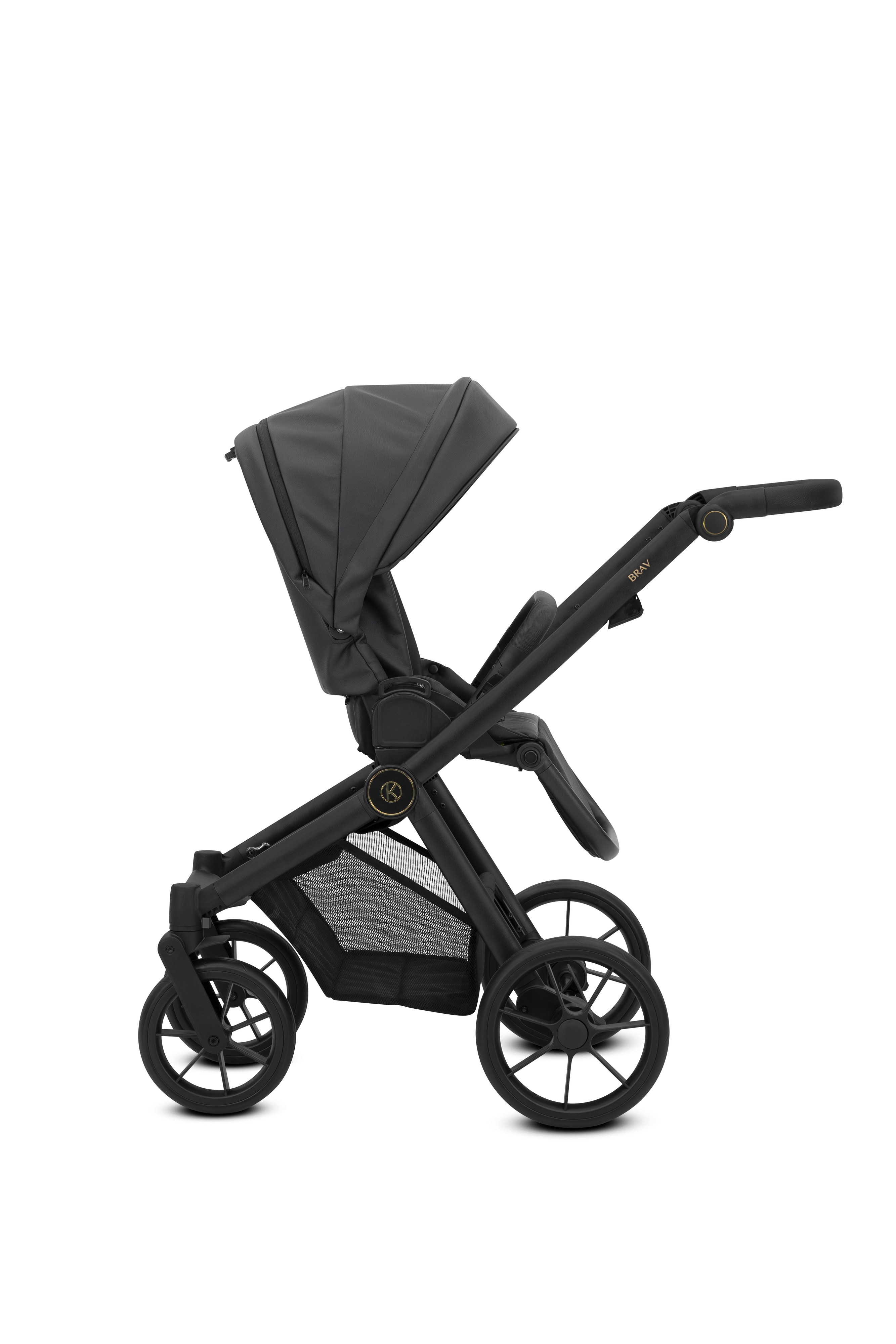 Moderner, schwarzer Kinderwagen mit großem Verdeck, Korb und robustem Gestell auf weißem Hintergrund.