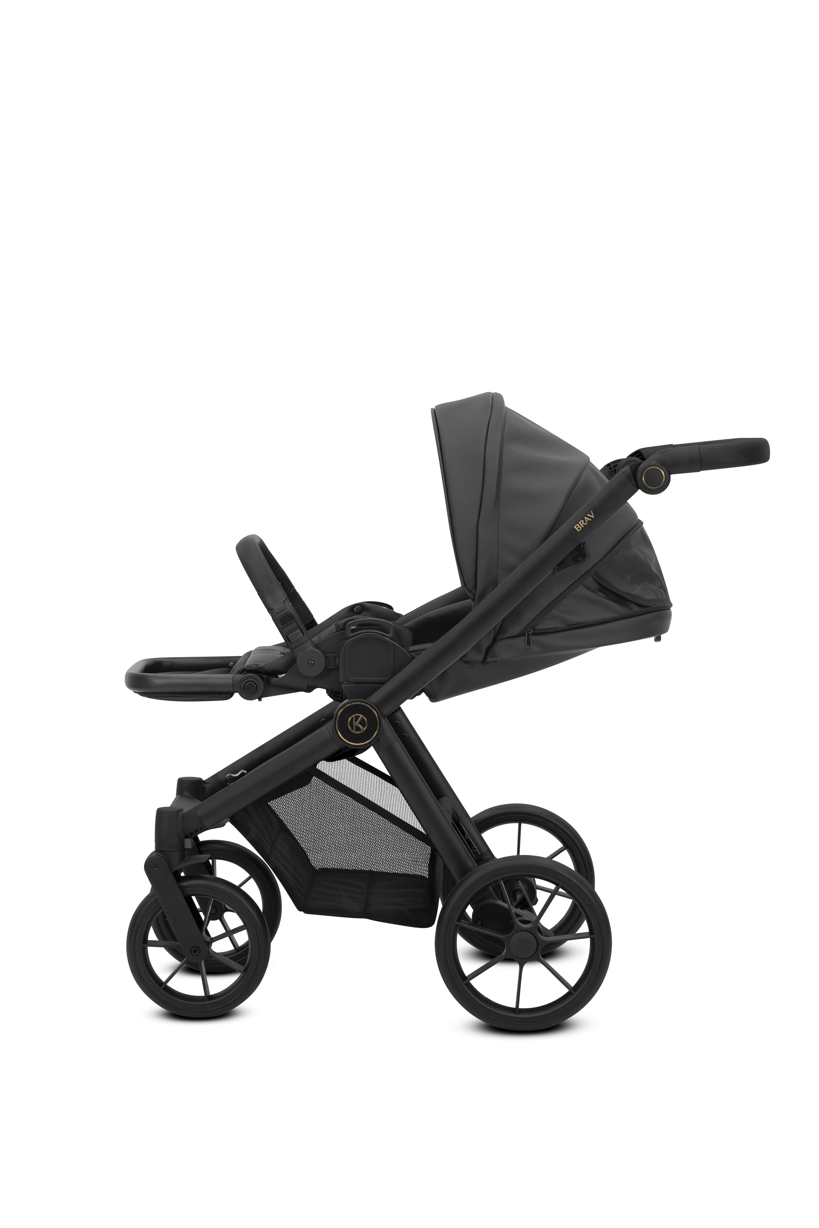 Ein moderner schwarzer Kinderwagen mit großem Verdeck, Beinarbeit und Korb unten, isoliert auf weißem Hintergrund.