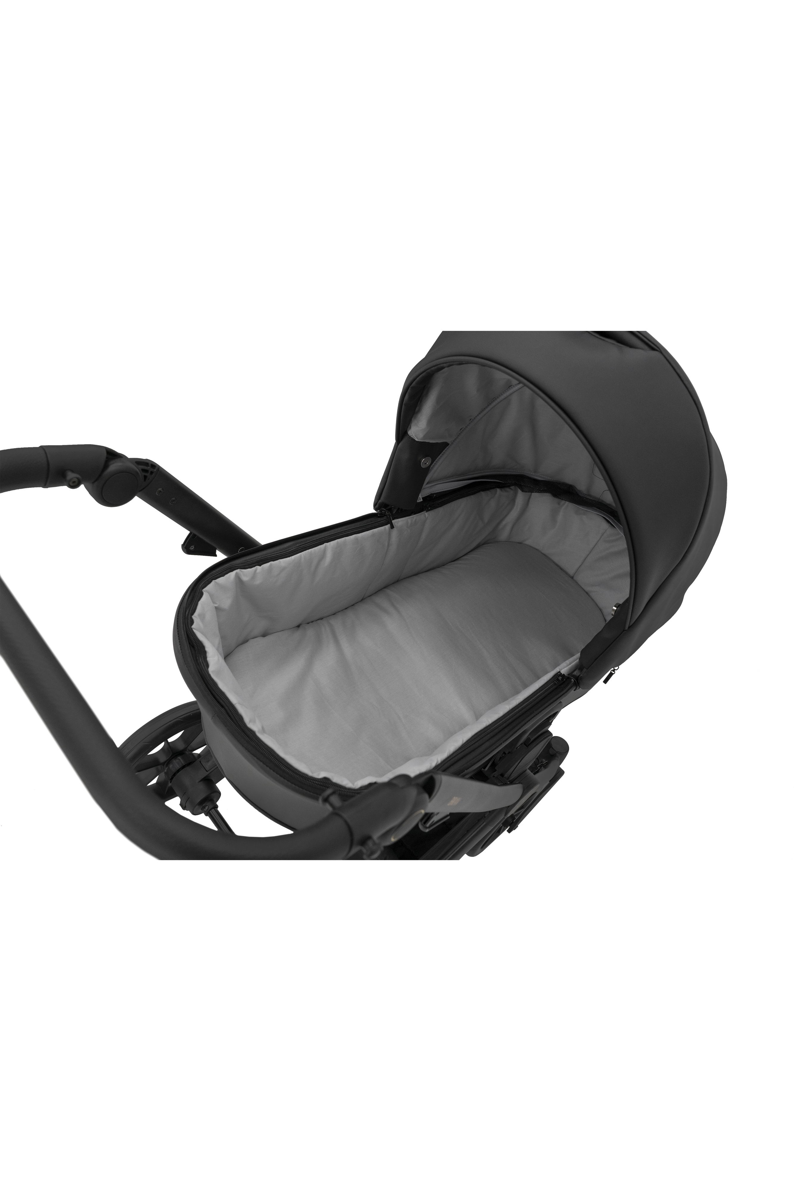 Ein moderner schwarzer Kinderwagen mit grauer Innenpolsterung und verstellbarem Verdeck auf weißem Hintergrund.