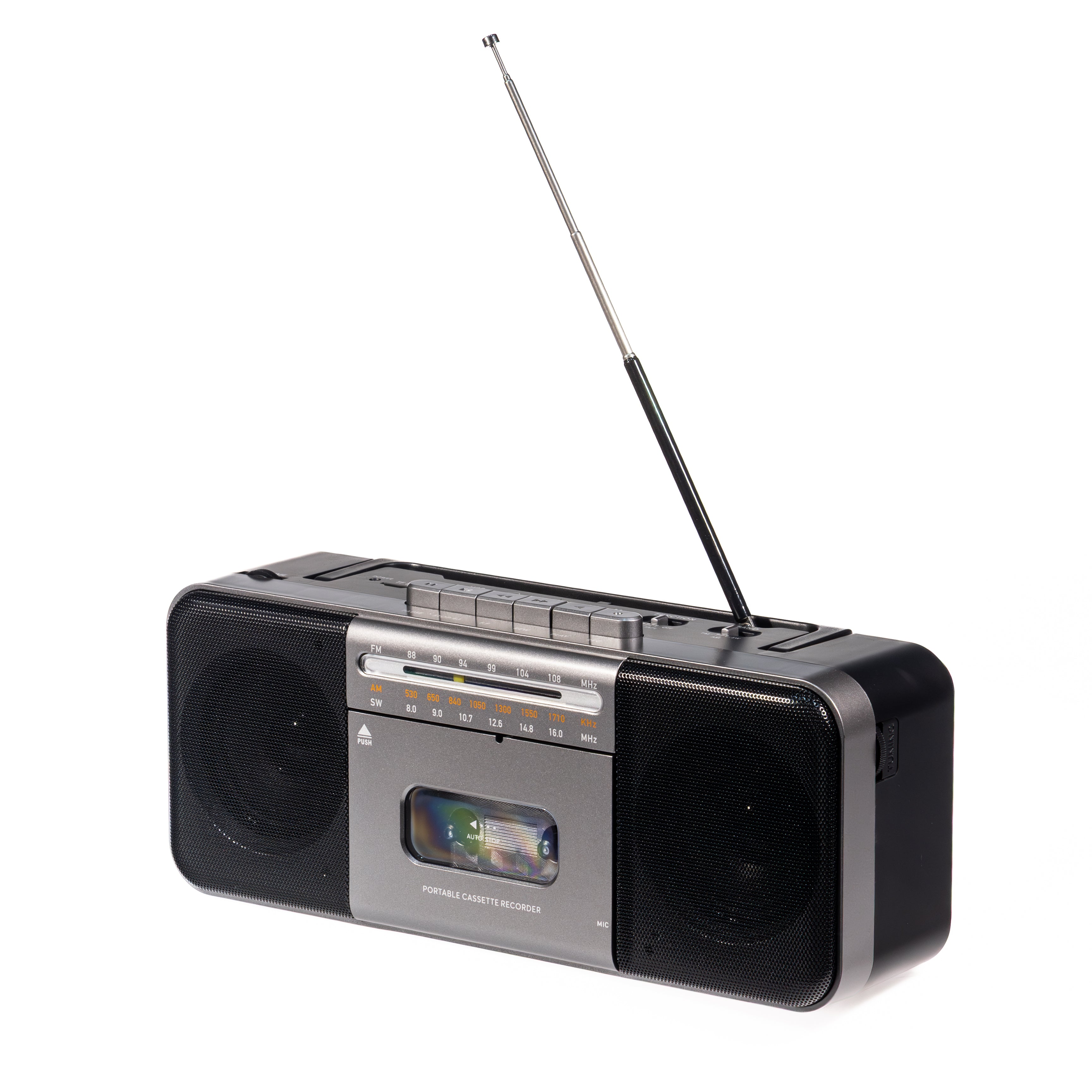 Ein schwarz-grauer Kassettenrekorder mit Radio, zwei Lautsprechern und ausziehbarer Antenne auf weißem Hintergrund.