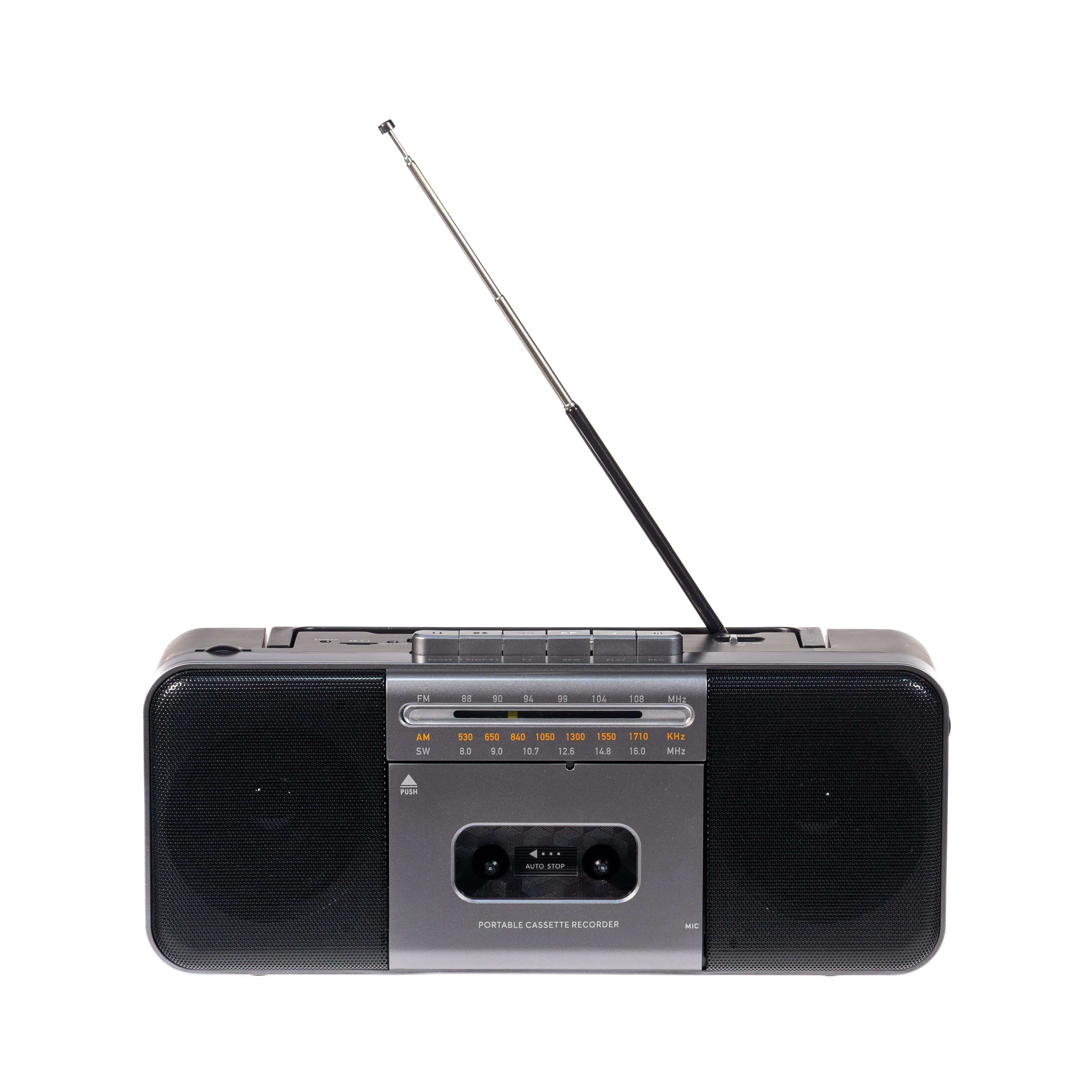 Ein tragbarer schwarzer Kassettenrekorder mit Radio, Doppellautsprechern und einer langen Antenne auf weißem Grund.