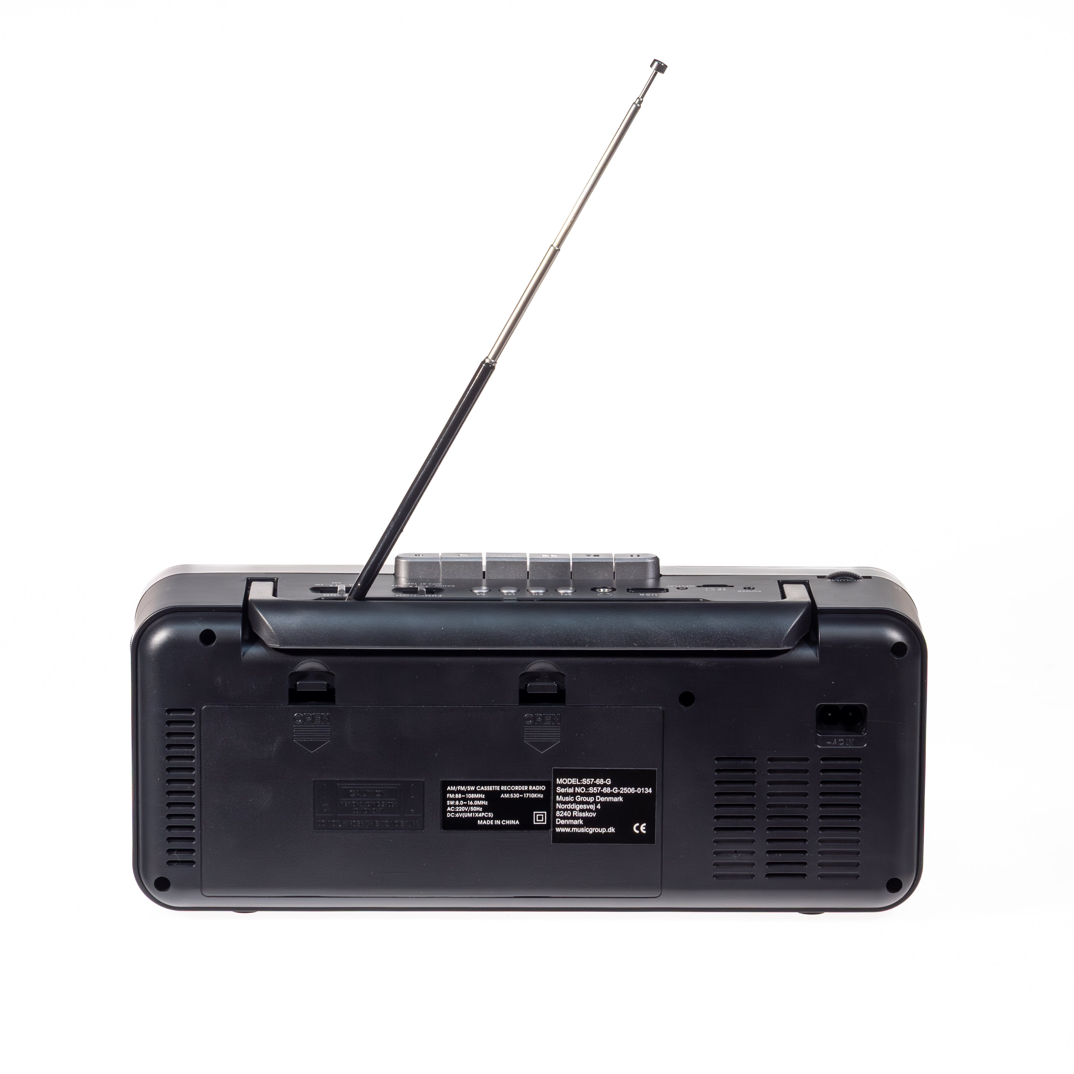 Rückseite eines schwarzen Kassettenrekorders mit ausgefahrener Antenne und Produktschildern auf weißem Hintergrund.