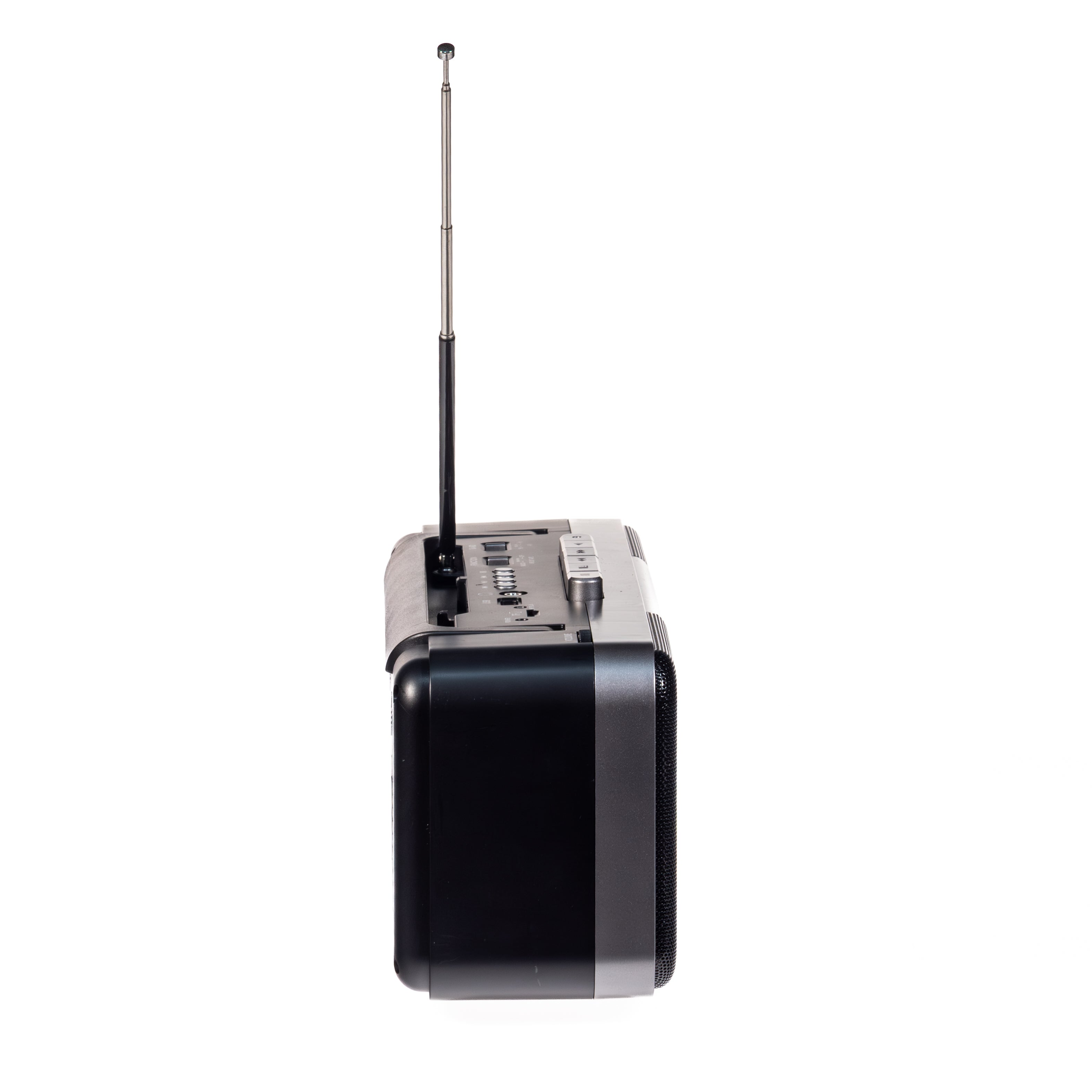 Seitenansicht eines schwarz-silbernen tragbaren Radios mit ausgefahrener Antenne auf weißem Hintergrund.