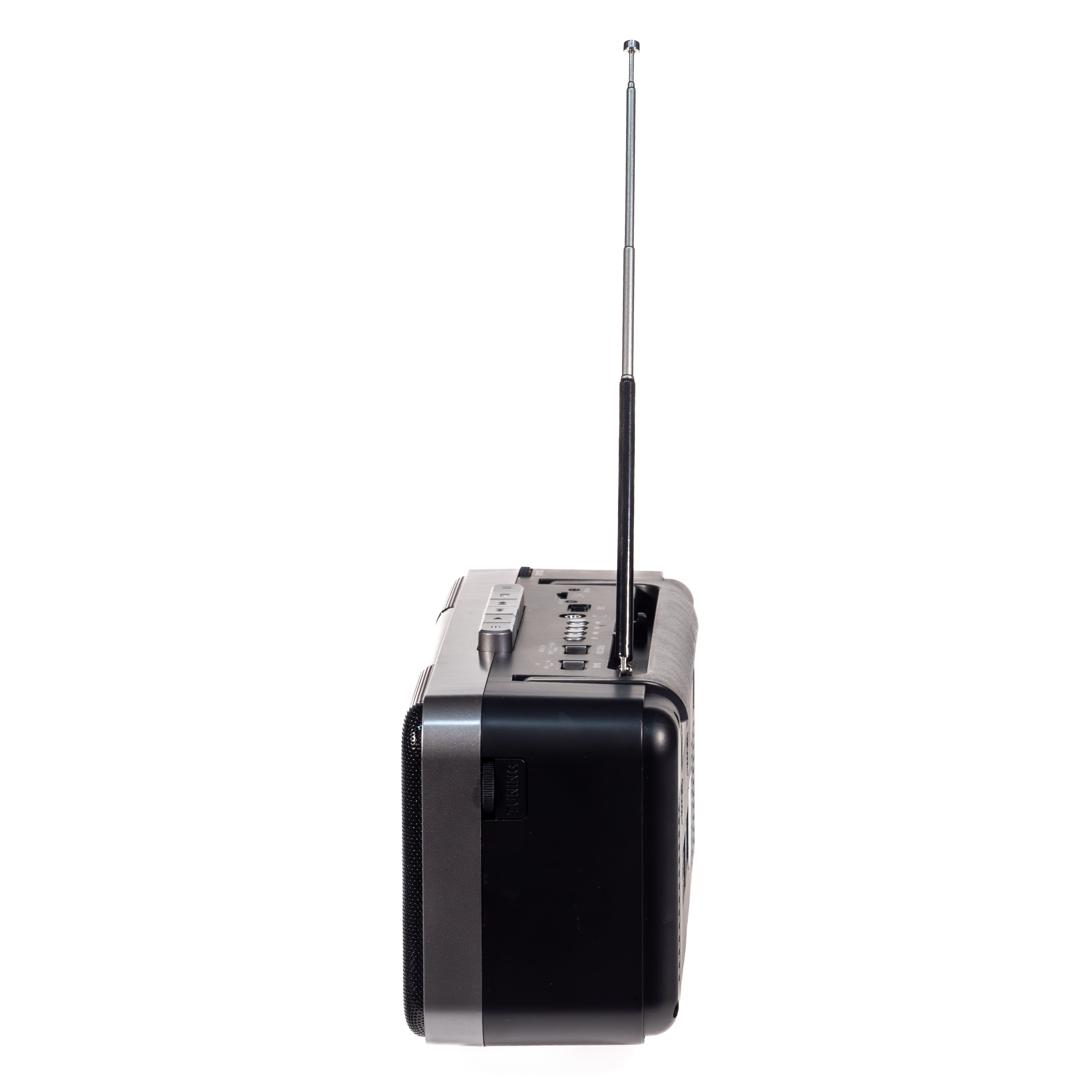 Ein schwarzes und graues Kofferradio mit ausgefahrener Antenne auf weißem Hintergrund.