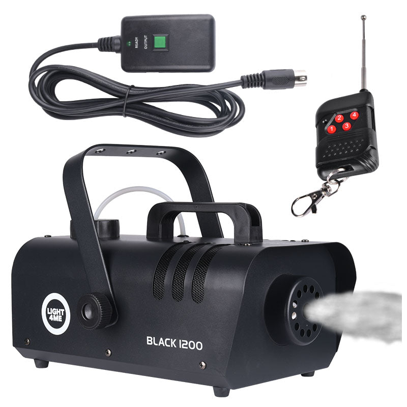 Schwarze Nebelmaschine Black 1200 mit Kabel, Empfänger und Fernbedienung auf weißem Hintergrund.