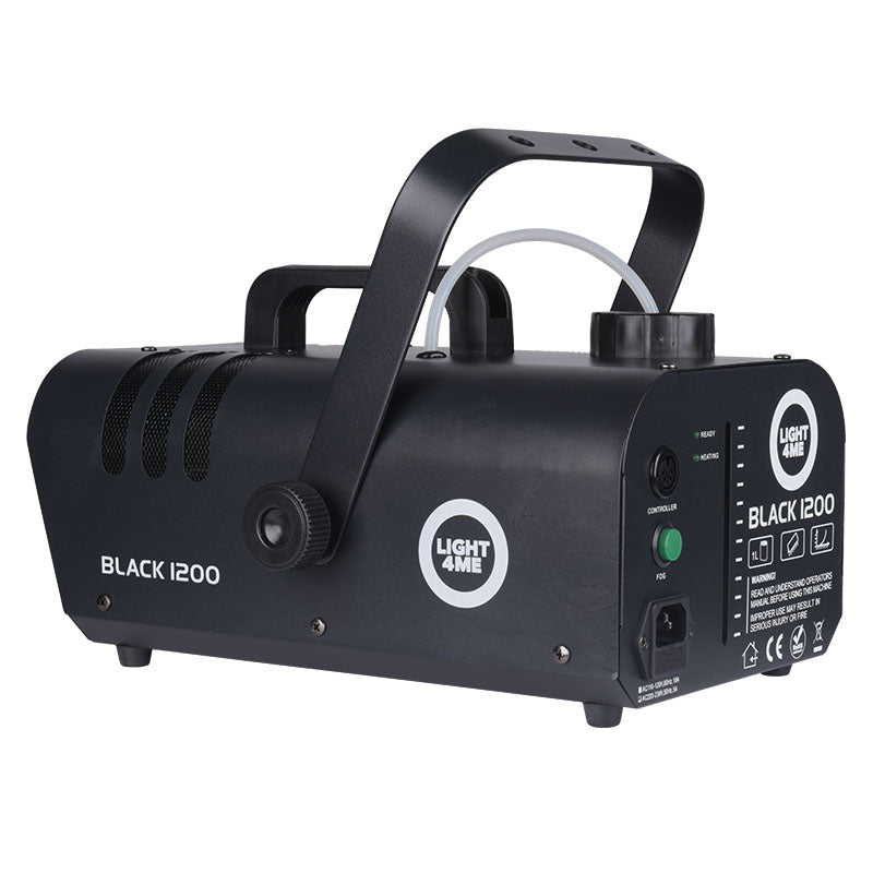 Eine schwarze Light4Me Black 1200 Nebelmaschine mit Metallbügel auf weißem Hintergrund.