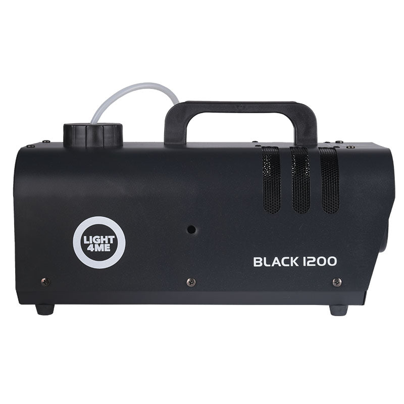 Eine schwarze Light4Me Black 1200 Nebelmaschine mit Griff und Schlauch vor weißem Hintergrund.