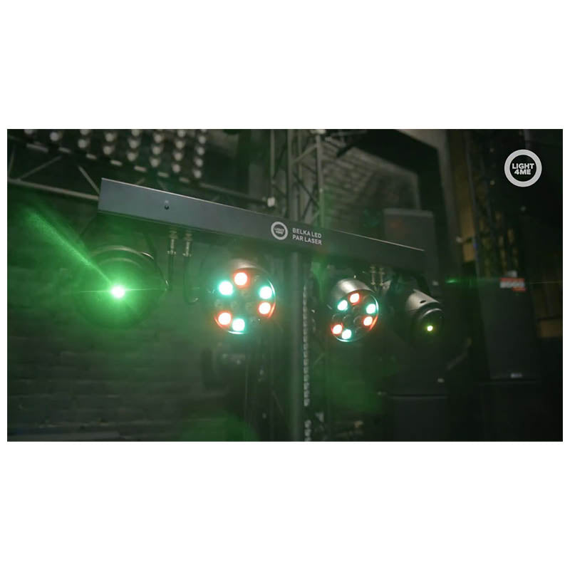 Bühnenbeleuchtungsanlage mit bunten Lichtern und Laserstrahlen in einem dunklen Raum.