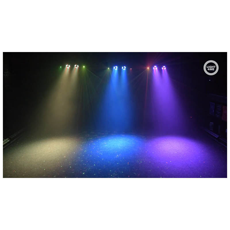 Bühnenlichter werfen gelbe, blaue und lila Strahlen auf einen dunklen Boden.