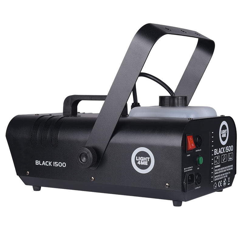Schwarze Light 4Me Black 1500 Nebelmaschine mit integriertem Flüssigkeitstank und Tragebügel auf weißem Hintergrund.