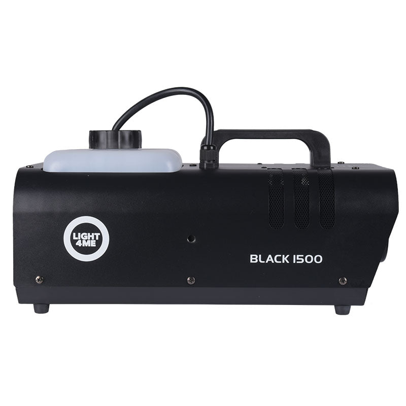 Schwarze Nebelmaschine Light4Me Black 1500 mit weißem Tank und Tragegriff vor weißem Hintergrund.