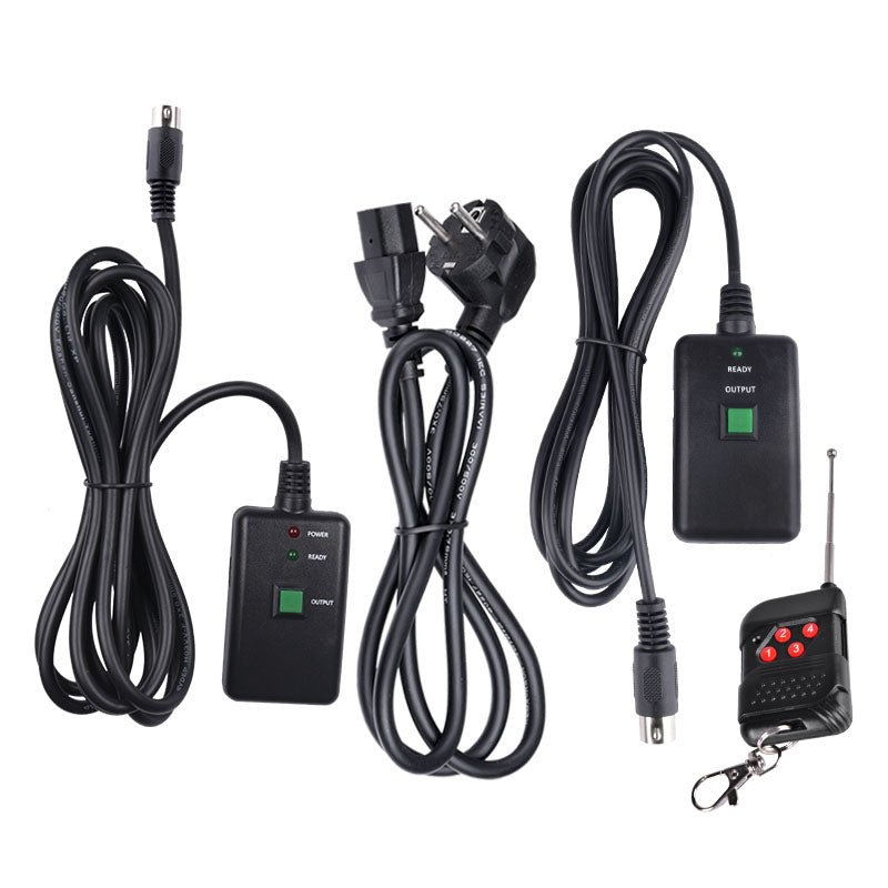 Schwarze elektronische Kabel und Steuereinheiten mit Tasten, LEDs und einer Fernbedienung.