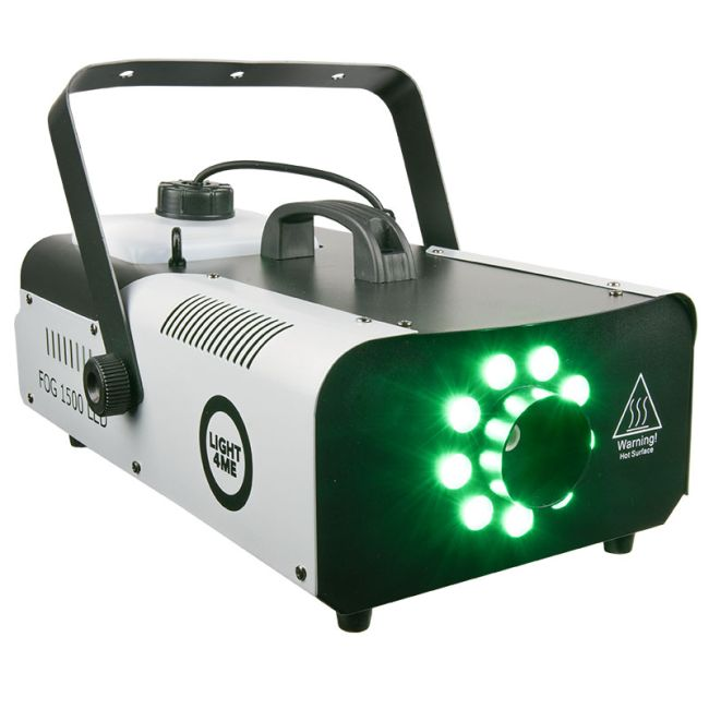 Eine schwarz-weiße Nebelmaschine mit Halterung, Griff und hellgrün leuchtenden LEDs um die Düse.