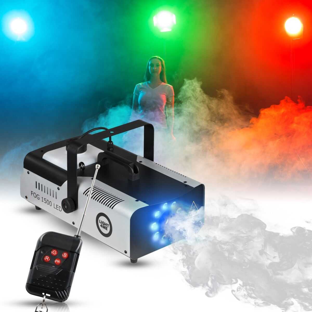 Eine FOG 1500 LED Nebelmaschine mit Fernbedienung erzeugt Rauch vor bunten Scheinwerfern und einer stehenden Frau.