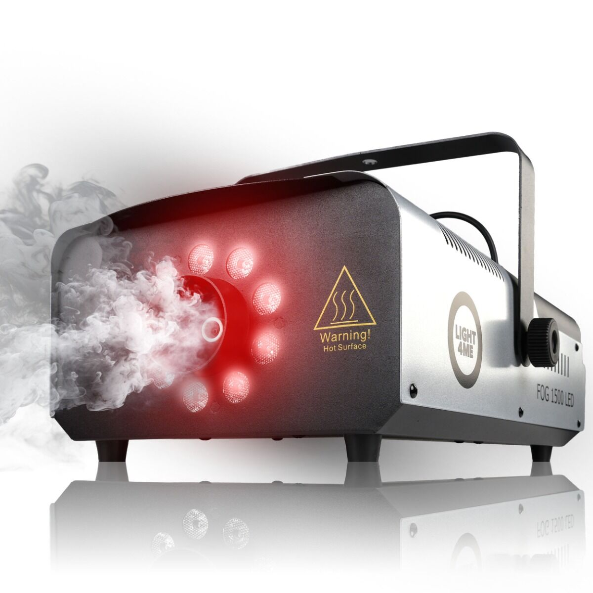 Eine silber-schwarze Nebelmaschine mit roten LEDs stößt Rauch aus, auf weißem Hintergrund.