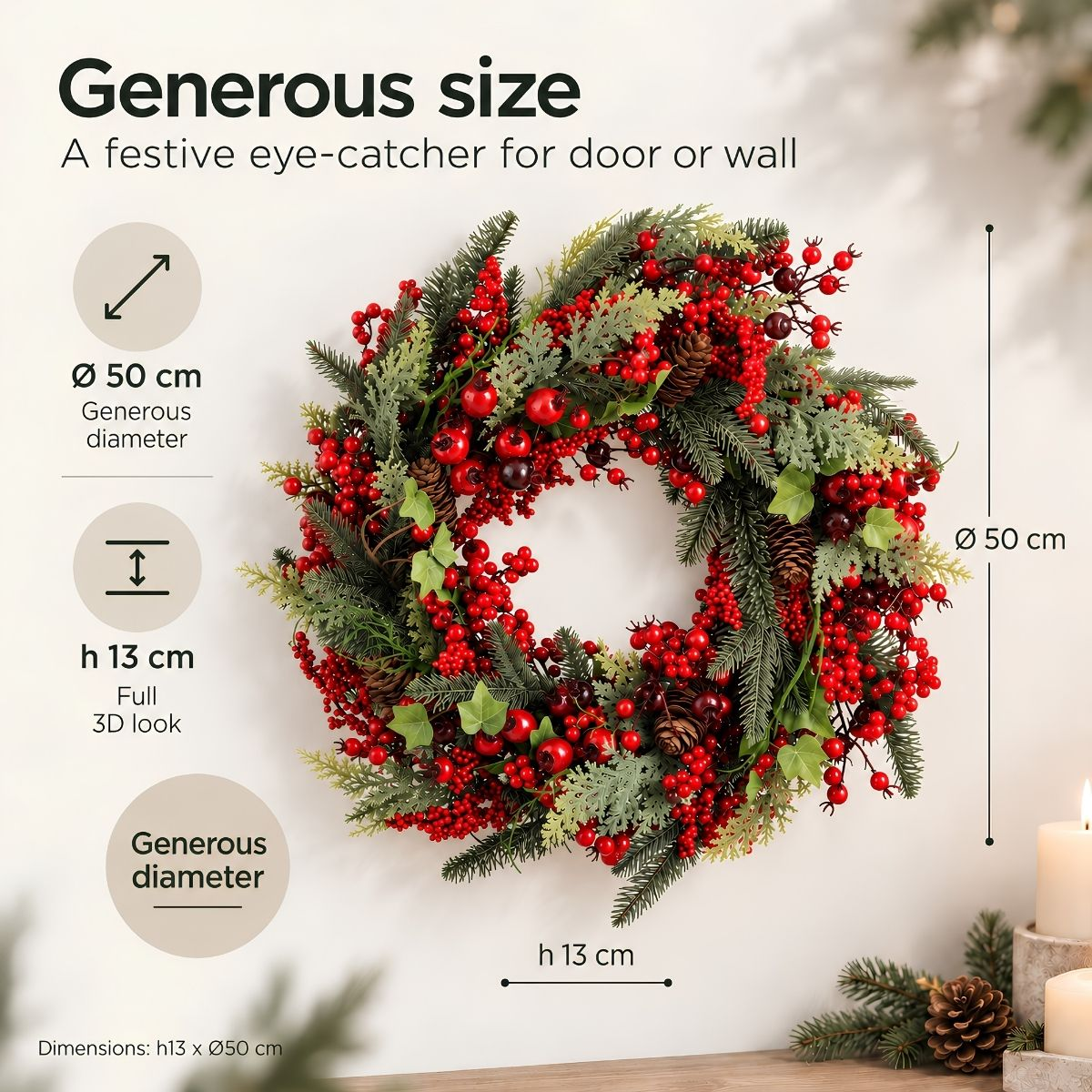 Une couronne de Noël festive avec des baies rouges, des pommes de pin et du feuillage vert.
