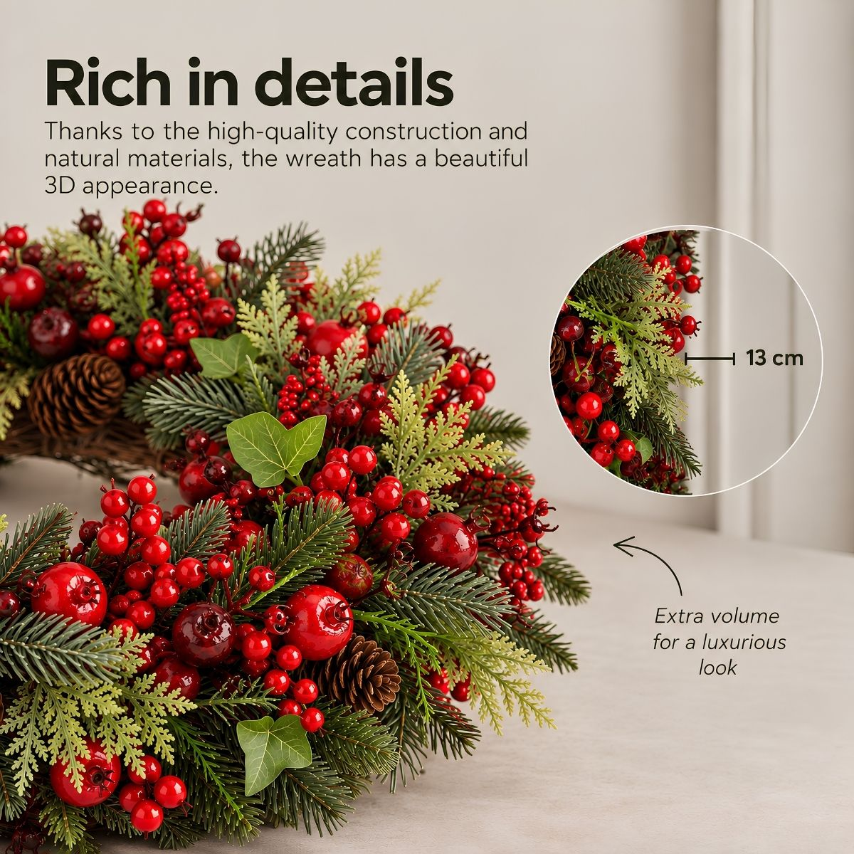 Couronne de Noël avec baies rouges, pommes de pin et feuillage vert de 13 cm.
