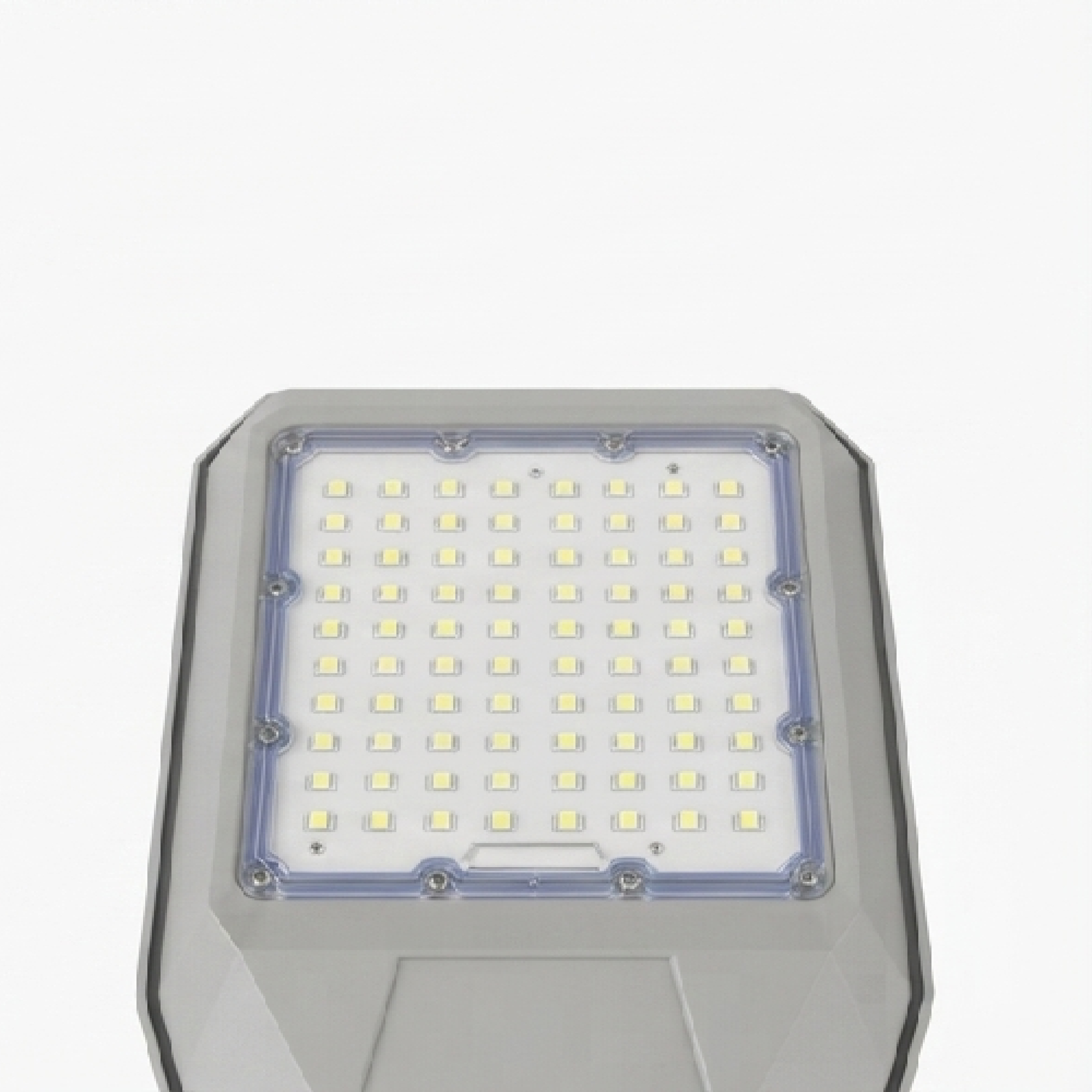Una luz de calle LED gris con una gran matriz de luz cuadrada sobre un fondo blanco.