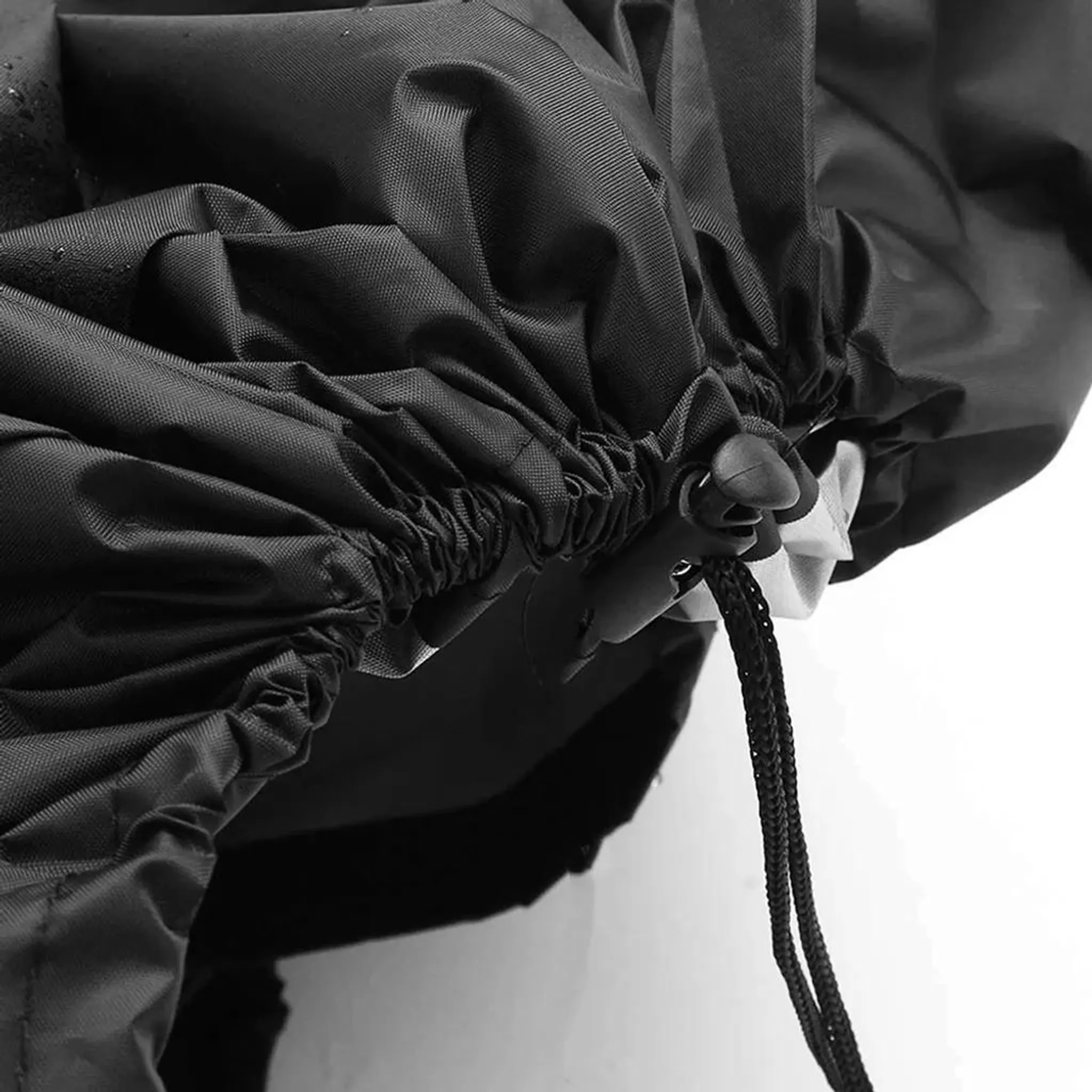 Schwarzer Stoff mit Tunnelzug und Kordelstopper, detailreiche Ansicht.