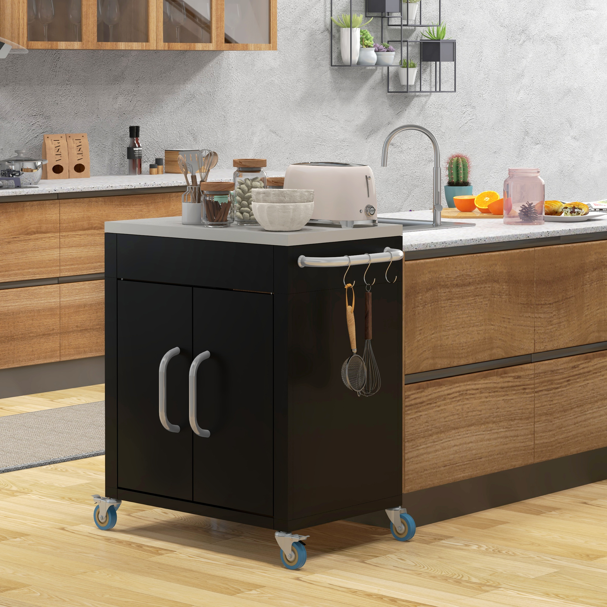 Cucina moderna con carrello a isola nero con ruote, mobili in legno e accessori sul piano.