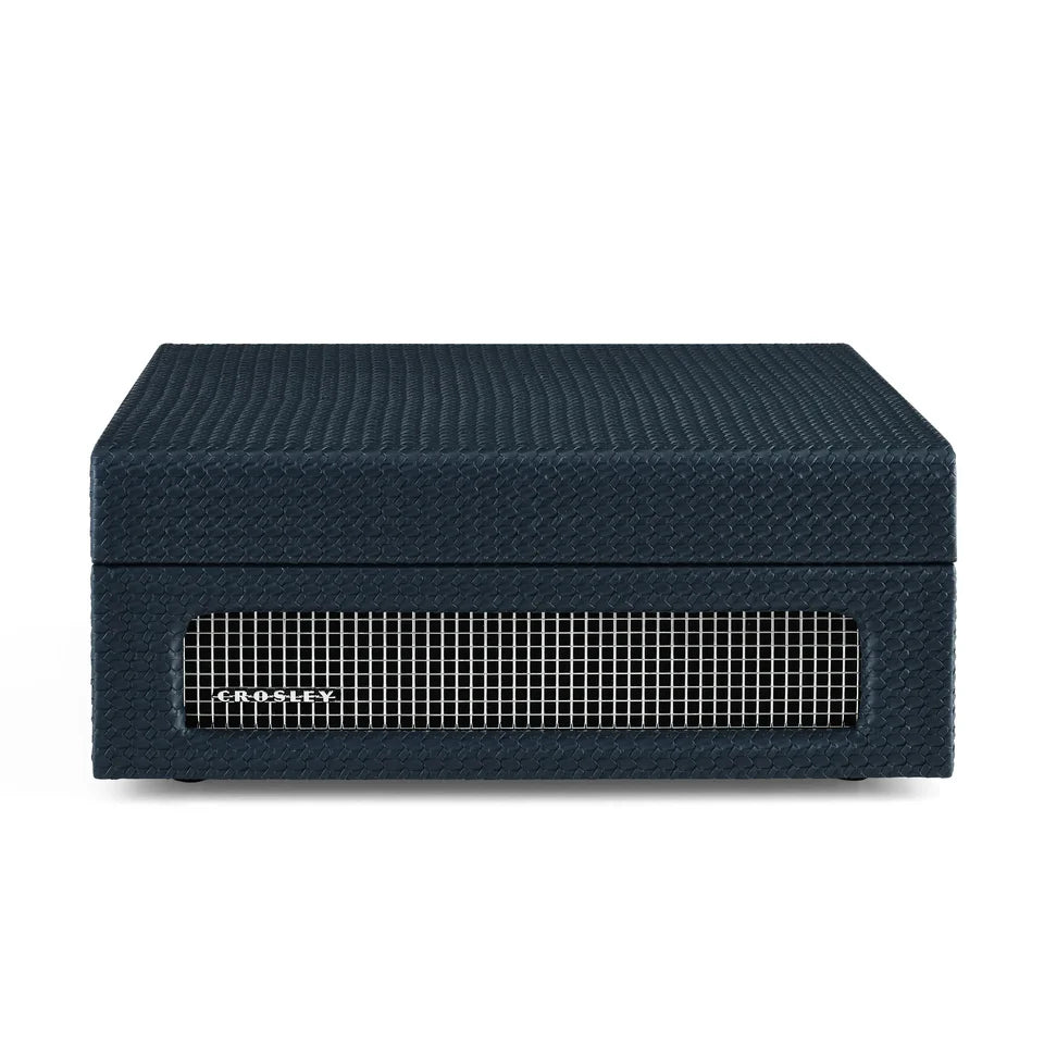 Dunkelblauer, gewebter Crosley Plattenspieler im Kofferdesign mit silbernem Frontgrill.