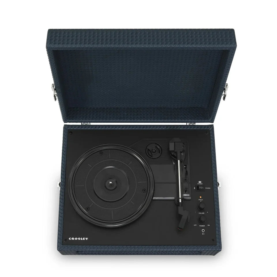 Ein blauer Crosley-Plattenspieler im Kofferdesign mit schwarzem Innenleben.