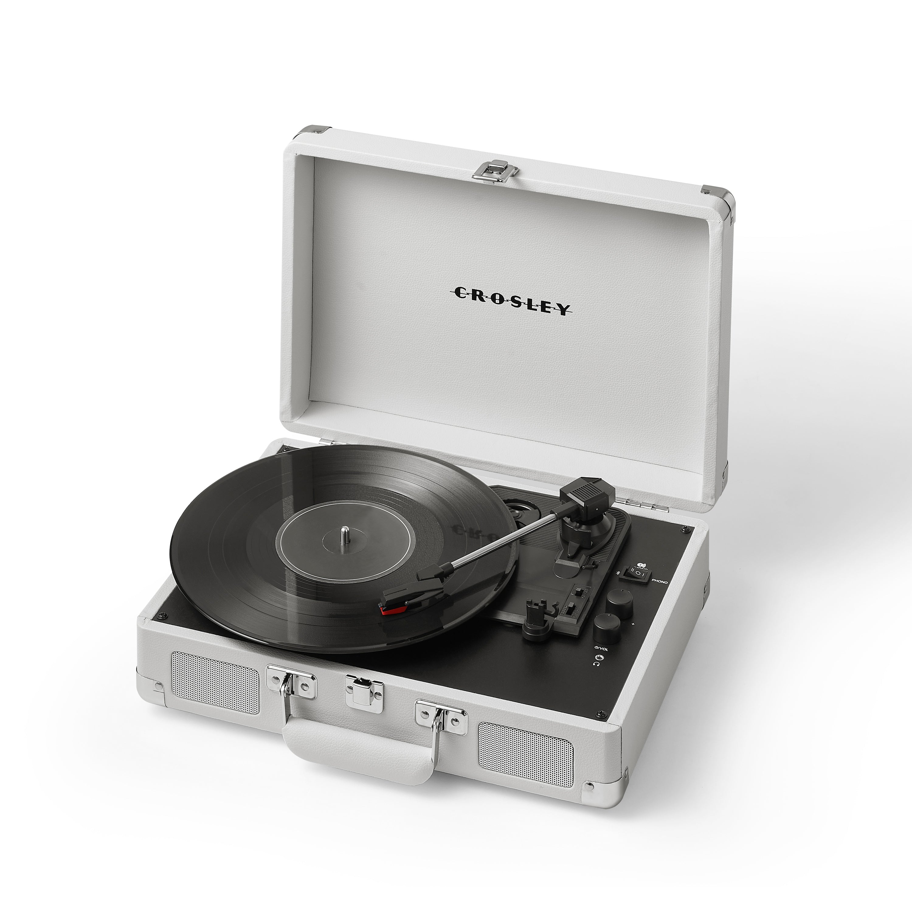 Ein weißer Crosley Koffer-Plattenspieler mit eingelegter schwarzer Schallplatte auf weißem Hintergrund.