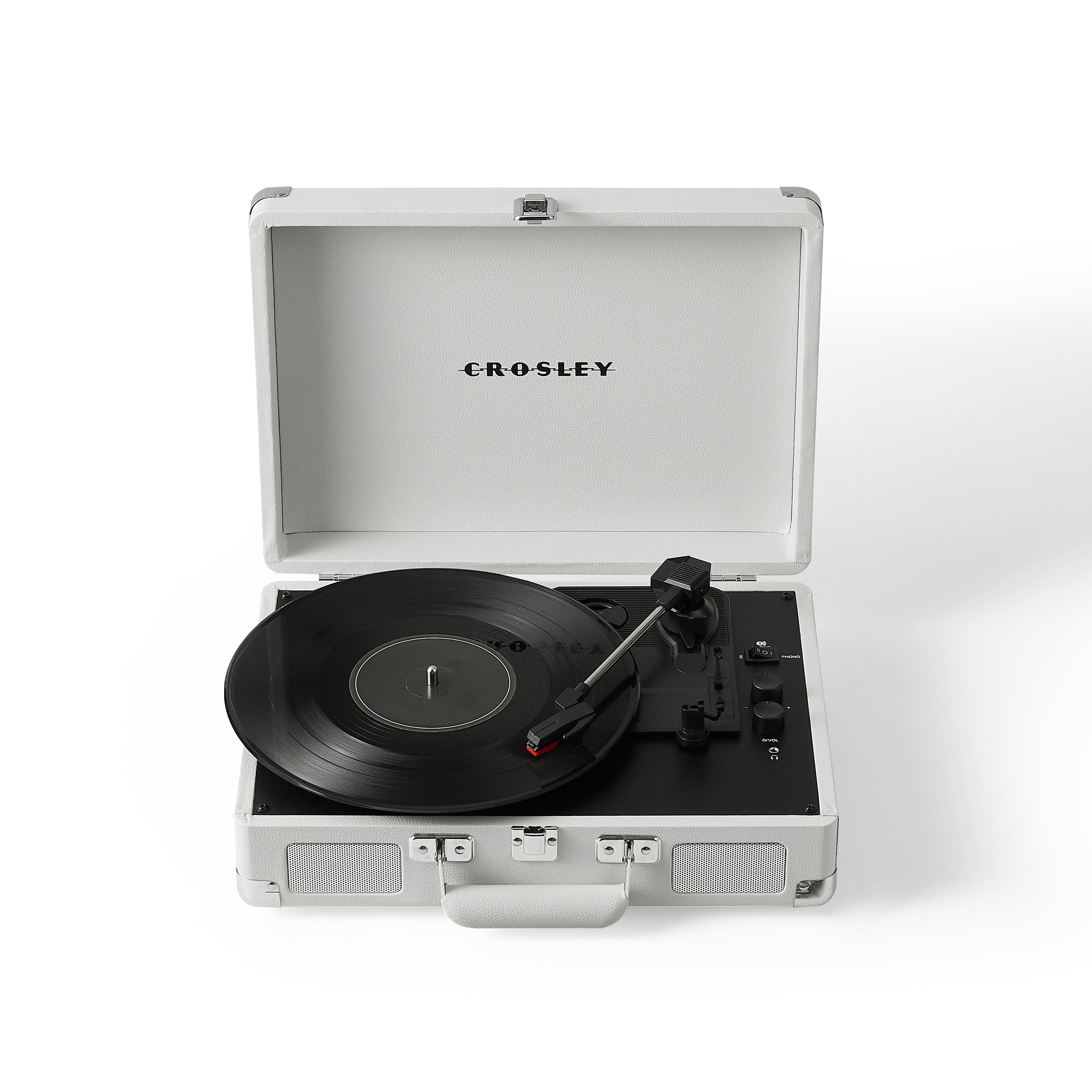 Ein weißer Crosley Koffer-Plattenspieler mit einer schwarzen Vinylplatte auf weißem Hintergrund.