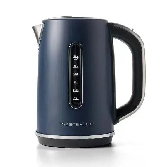Un bollitore elettrico blu scuro con manico nero e indicatore del livello dell'acqua su sfondo bianco.