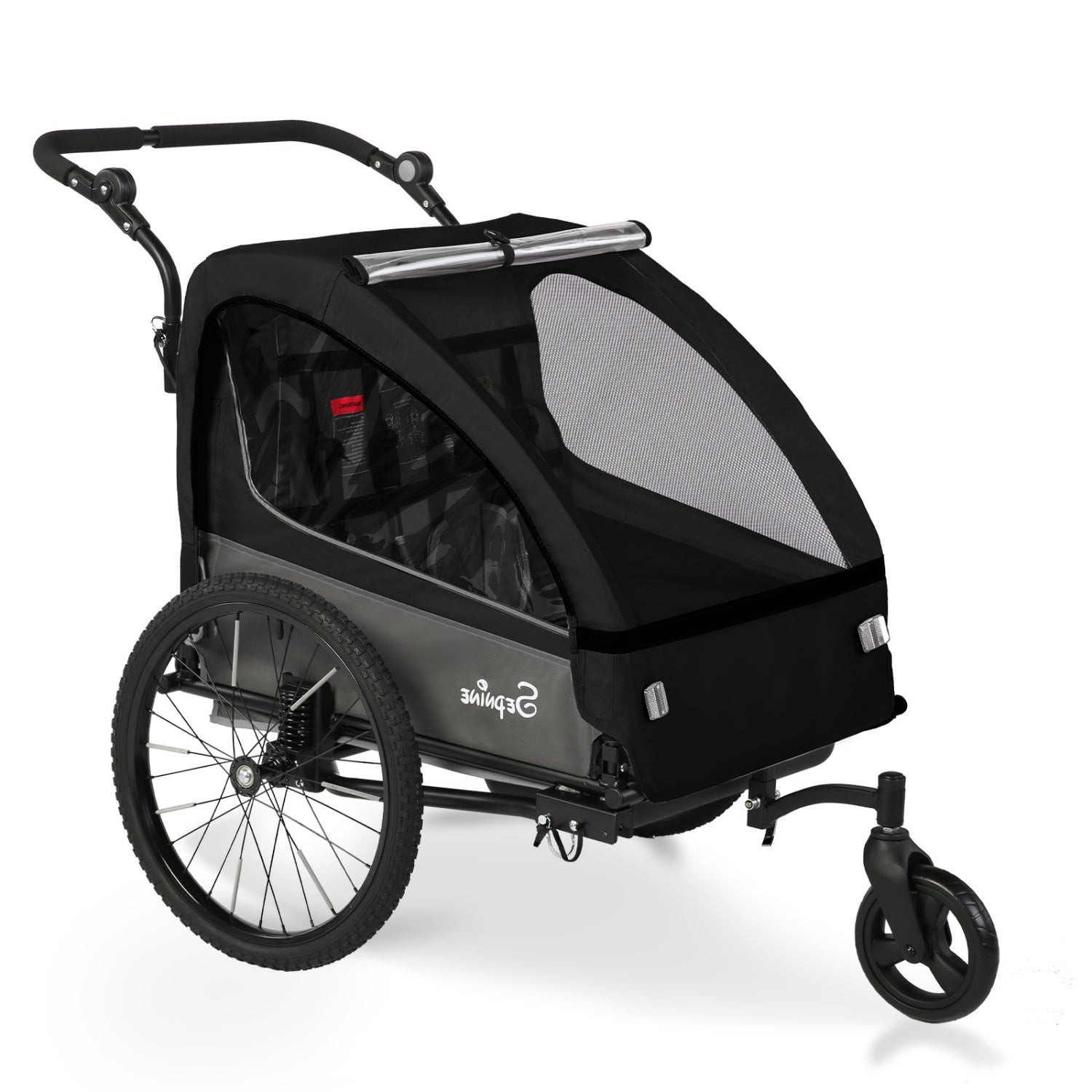 Un remolque infantil negro y gris para bicicleta con ruedas de radios grandes y rueda delantera sobre fondo blanco.