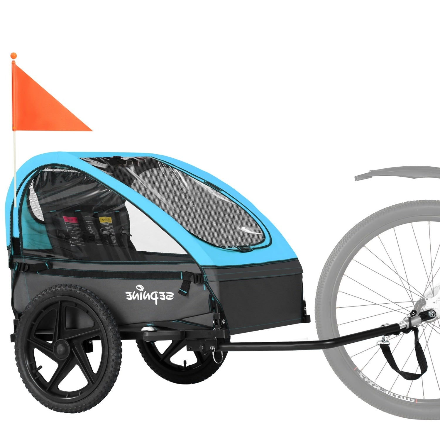 Ein blau-grauer Kinderfahrradanhänger mit Netzfenstern, orangener Sicherheitsfahne und Deichsel an einem Fahrradrad.